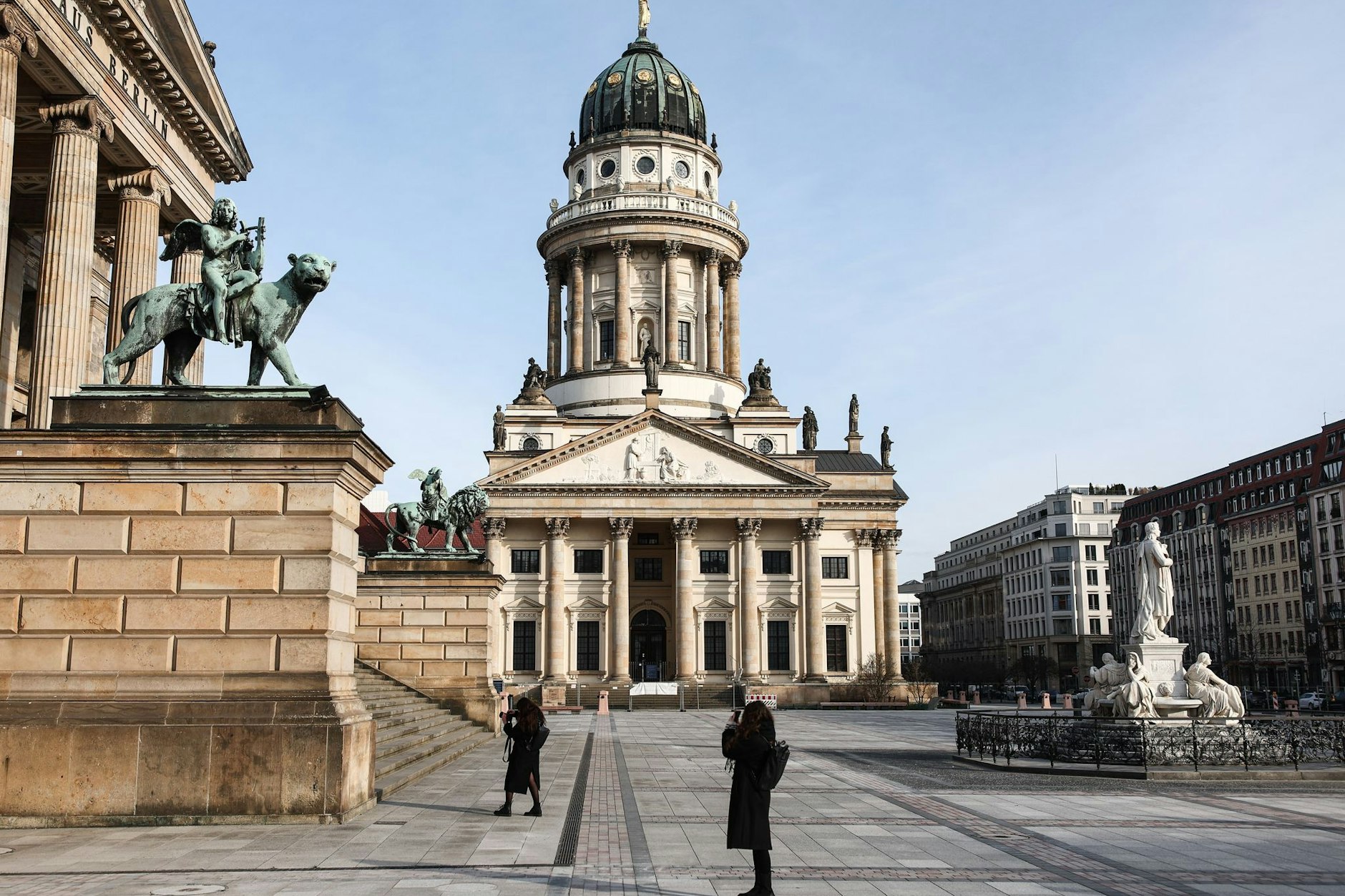 Das Wohnzimmer Berlins wurde aufgeräumt: der Gendarmenmarkt mit dem Konzerthaus (l.) und dem Französischen Dom. Von diesem Freitag an ist der Platz in Mitte wieder zugänglich.
