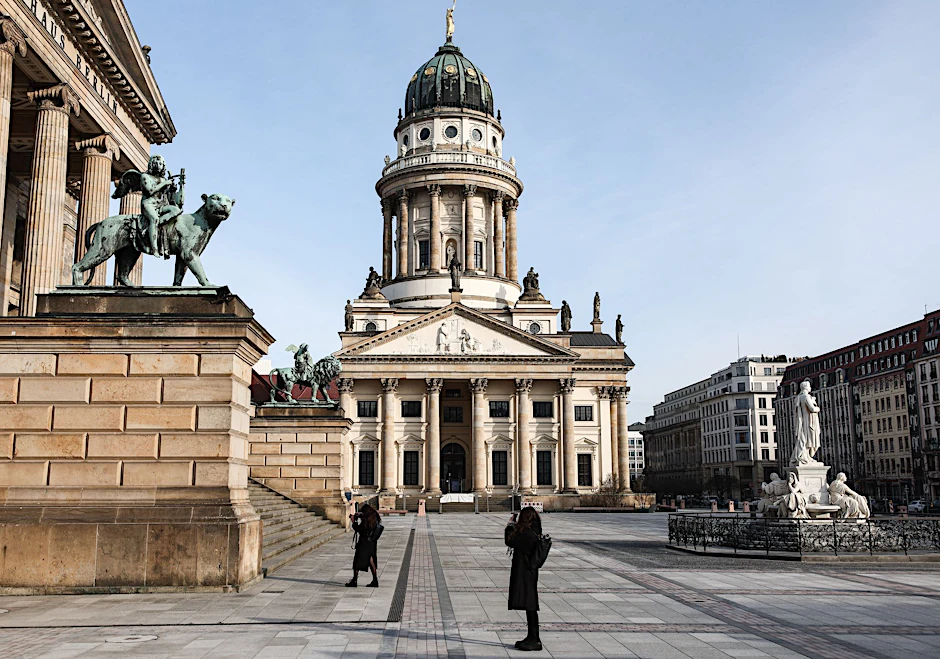 Das Wohnzimmer Berlins wurde aufgeräumt: der Gendarmenmarkt mit dem Konzerthaus (l.) und dem Französischen Dom. Von diesem Freitag an ist der Platz in Mitte wieder zugänglich.