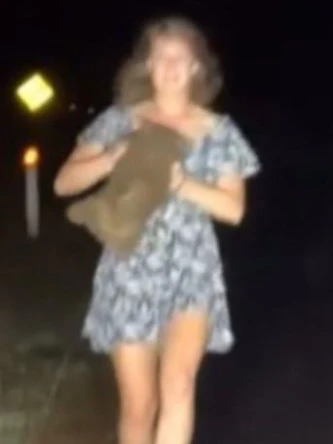 Im Video, das Sam Jones auf Instagram zeigte, sieht man, wie sie sich das Wombat-Baby schnappt und eine Straße entlangläuft. Die Mutter des Tierbabys rennt verzweifelt hinter ihr her.