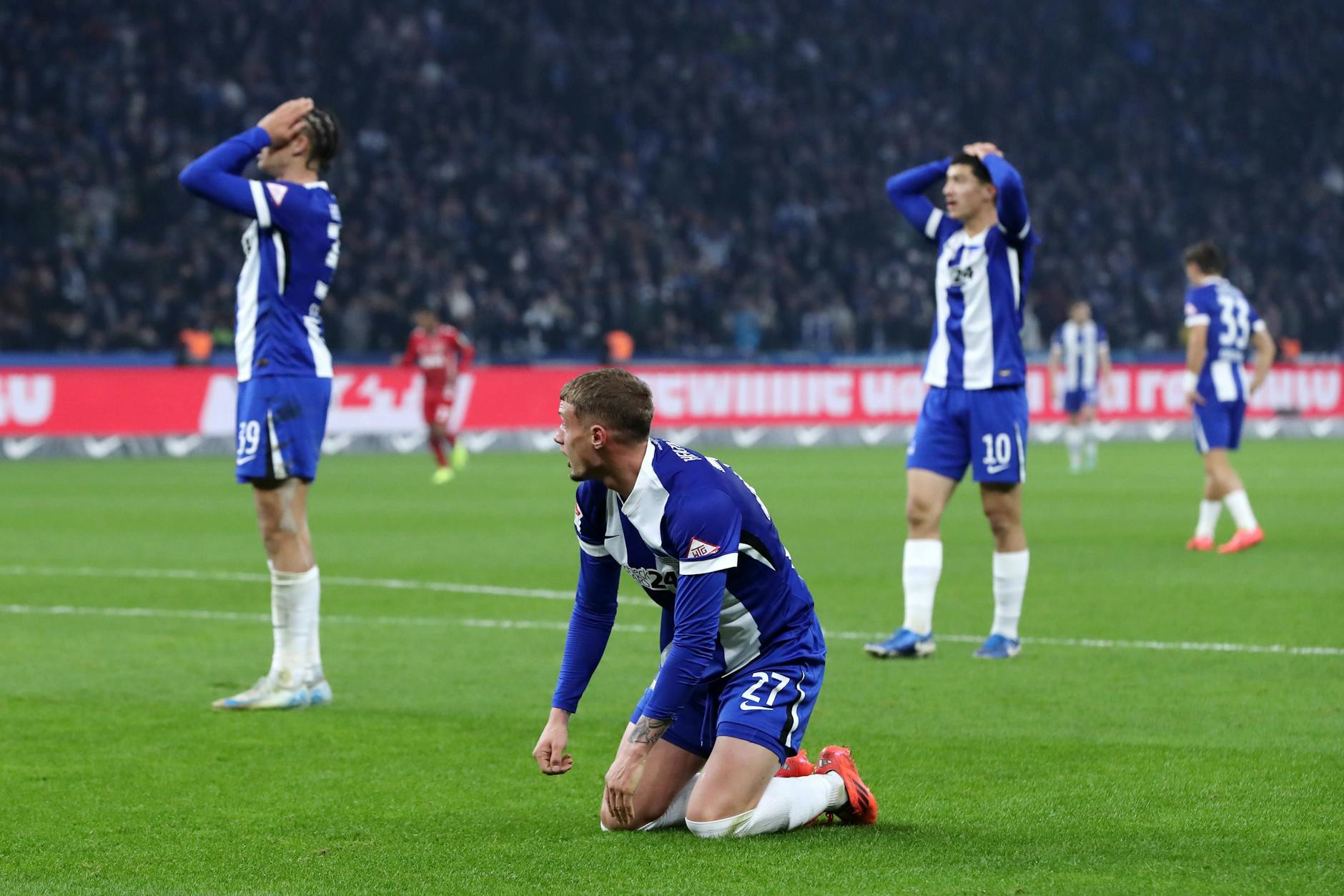 Das darf doch nicht wahr sein: Gleich fünf Leistungsträgern droht bei Hertha BSC im Abstiegskampf eine Gelbsperre.