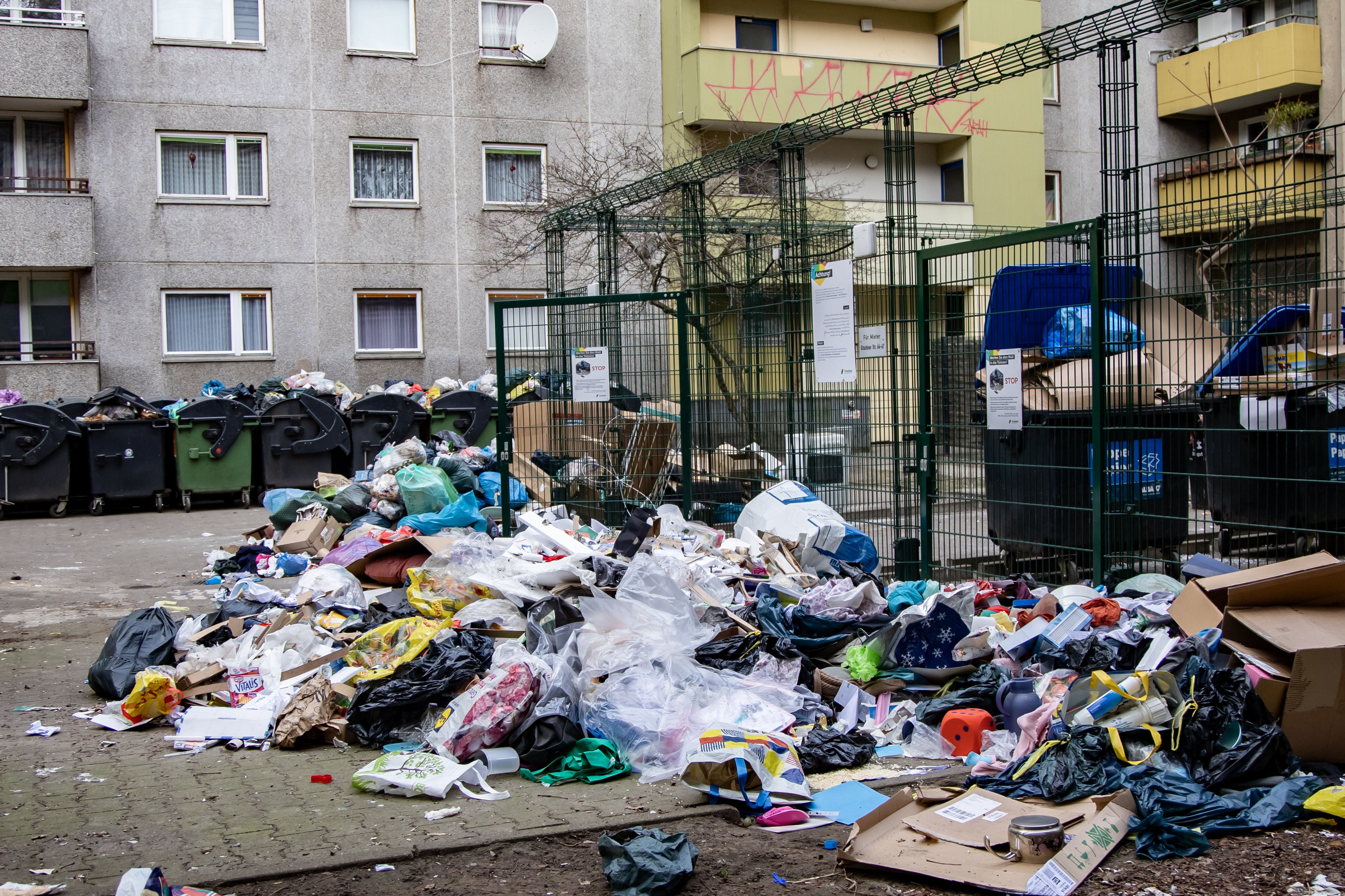 Streik bei der BSR: Schockbilder aus Kreuzberg! Hier vermüllt ein Kiez