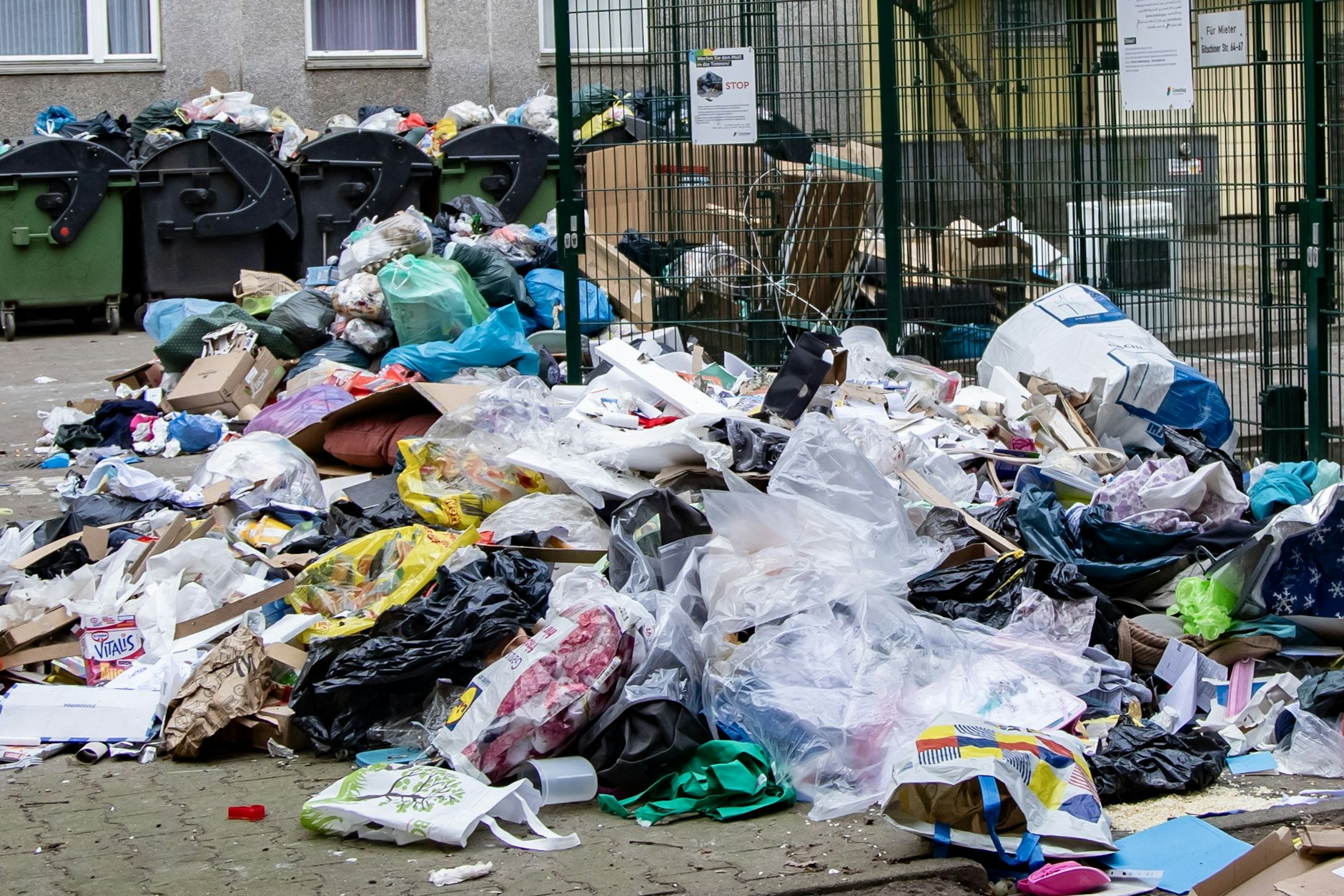 In der Gitschiner Straße in Kreuzberg müllt ein kompletter Hinterhof zu, weil die BSR aufgrund des Streiks die Tonnen nicht mehr leert.