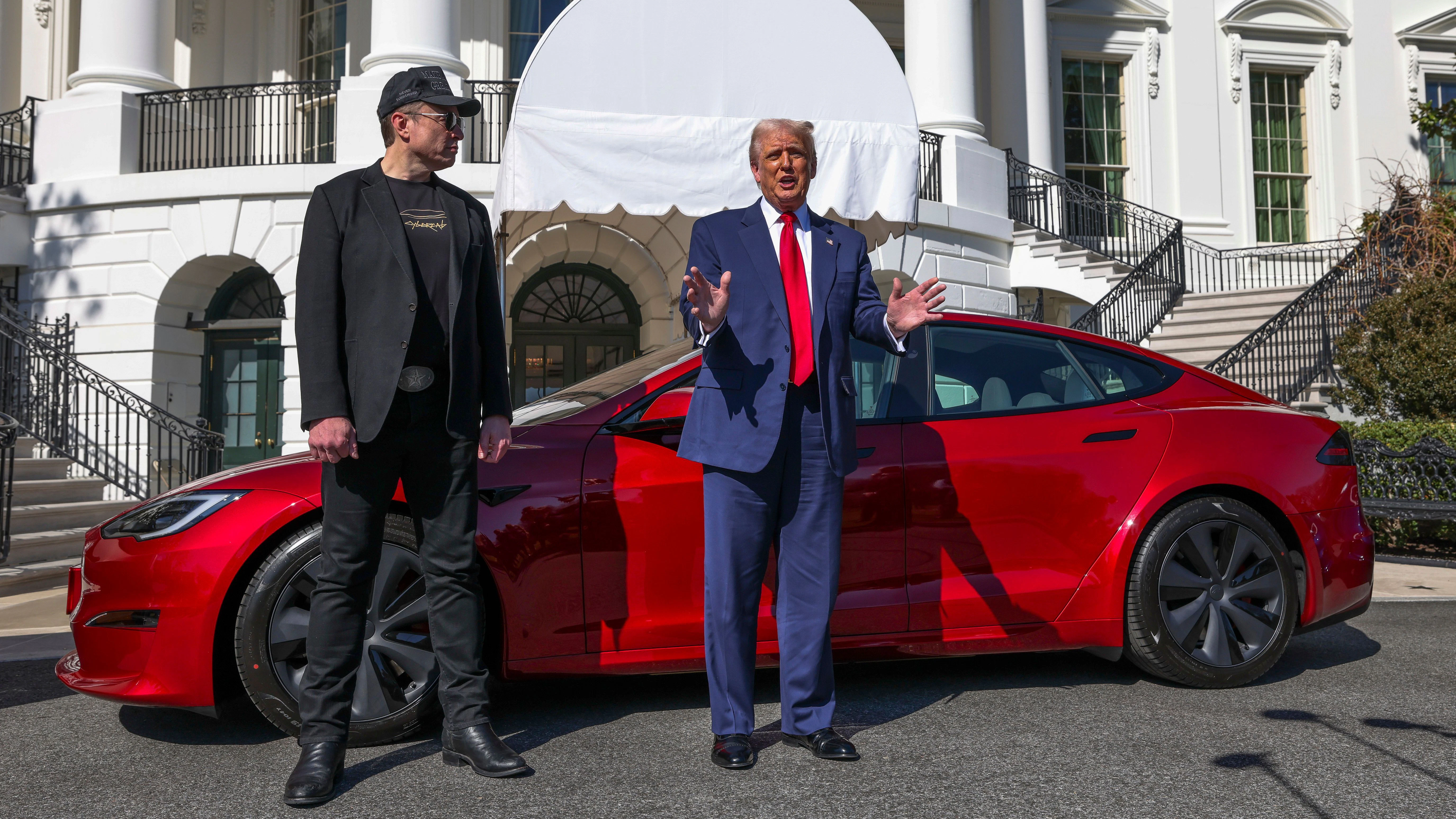 US-Präsident Donald Trump (re.), hier neben Tesla-CEO Elon Musk, schwärmt auf dem Südrasen des Weißen Hauses von Teslas Qualitäten.