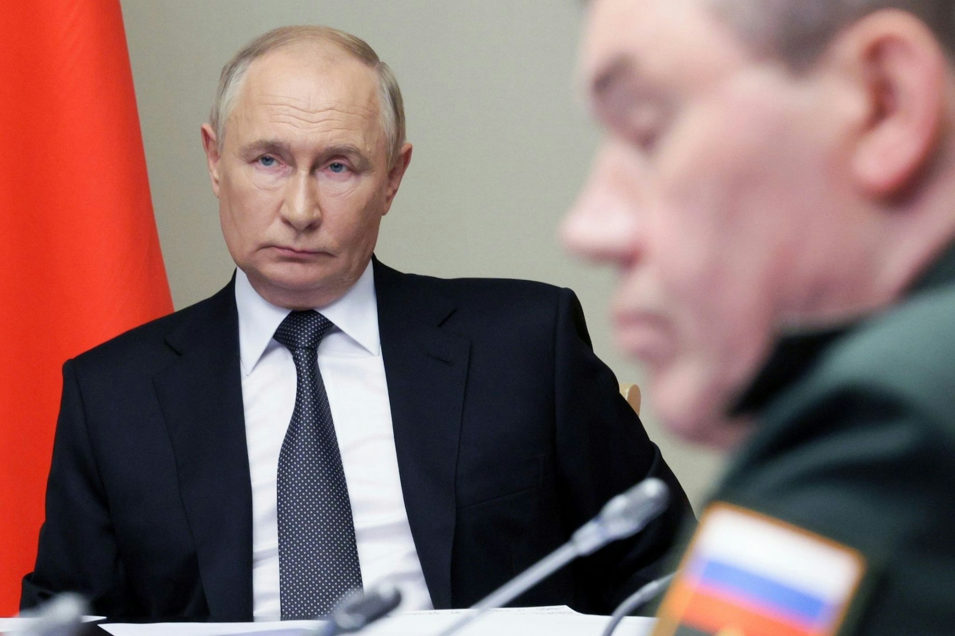 Wladimir Putin (l), Präsident von Russland, beim Treffen mit Sicherheits- und Verteidigungsbeamten über die Situation in den Grenzregionen Kursk und Belgorod.