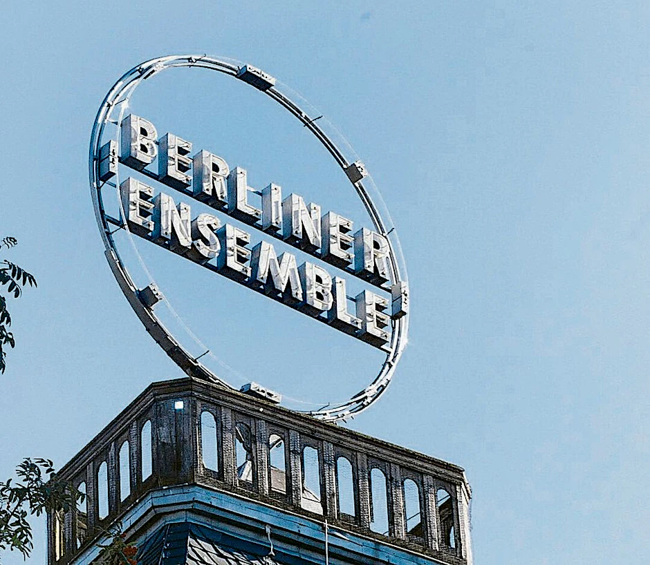 Berliner Ensemble: Das Emblem des Theaters am Schiffbauerdamm.