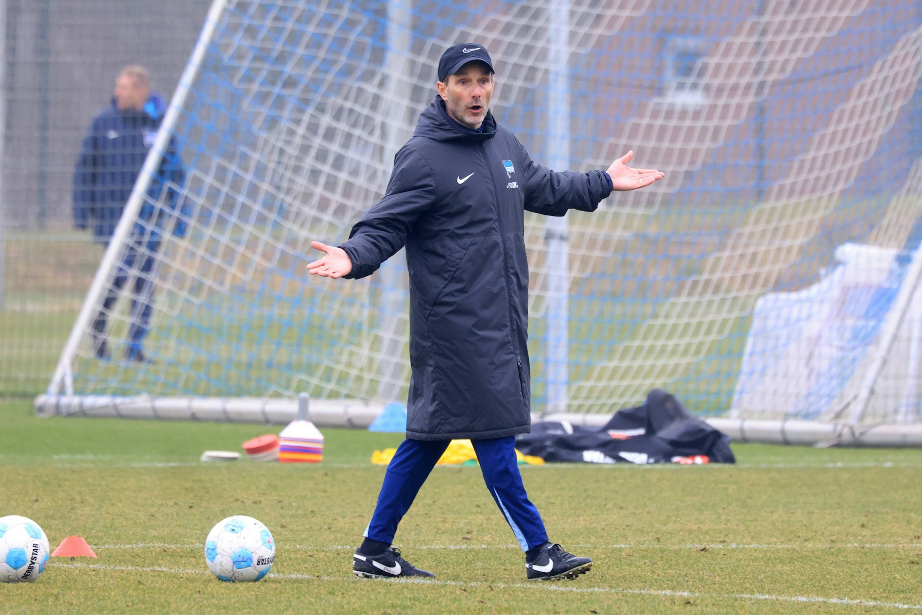 Stefan Leitl (47), Cheftrainer von Hertha BSC, versprüht vor dem Spiel bei Eintracht Braunschweig Leichtigkeit.