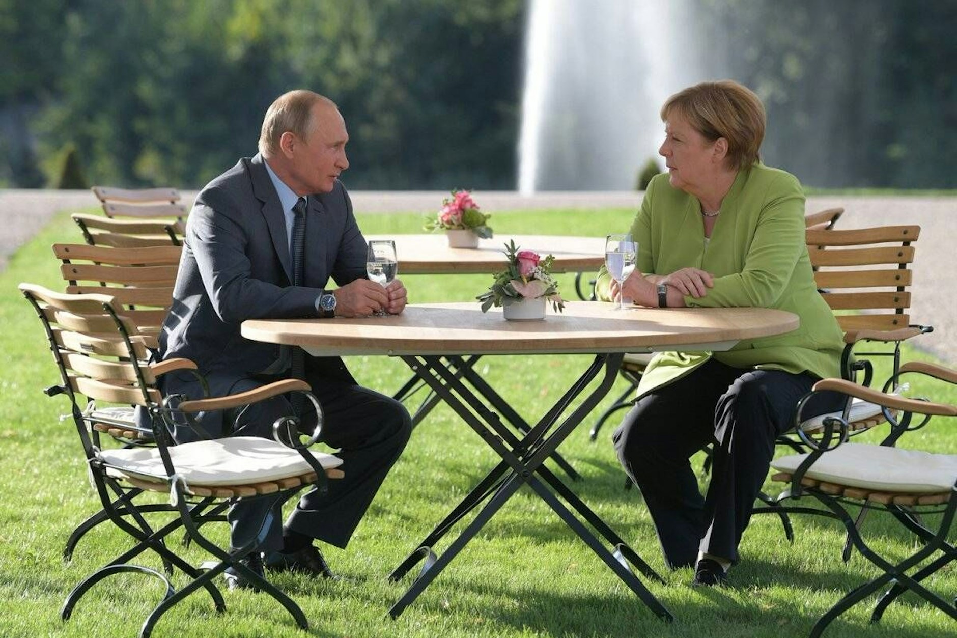 Der russische Präsident Wladimir Putin trifft im Sommer 2018 Bundeskanzlerin Angela Merkel.