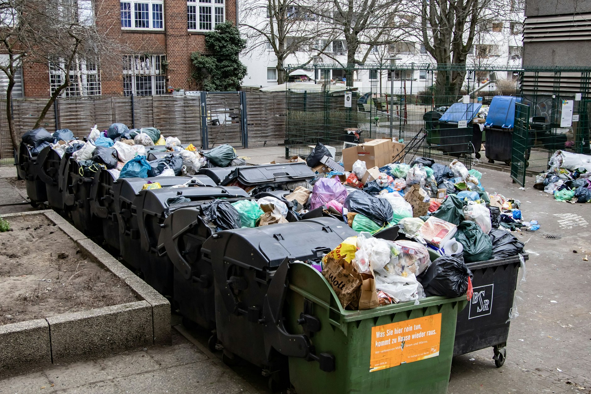 Die BSR streikt derzeit. Die Folgen sind nicht zu übersehen.