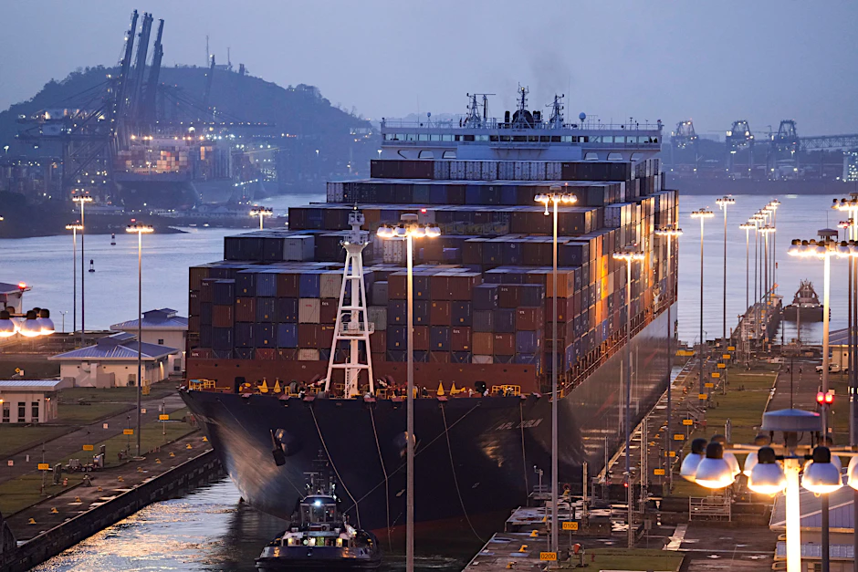 Ein Frachtschiff fährt durch die Cocoli-Schleusen des Panamakanals in Panama-Stadt.