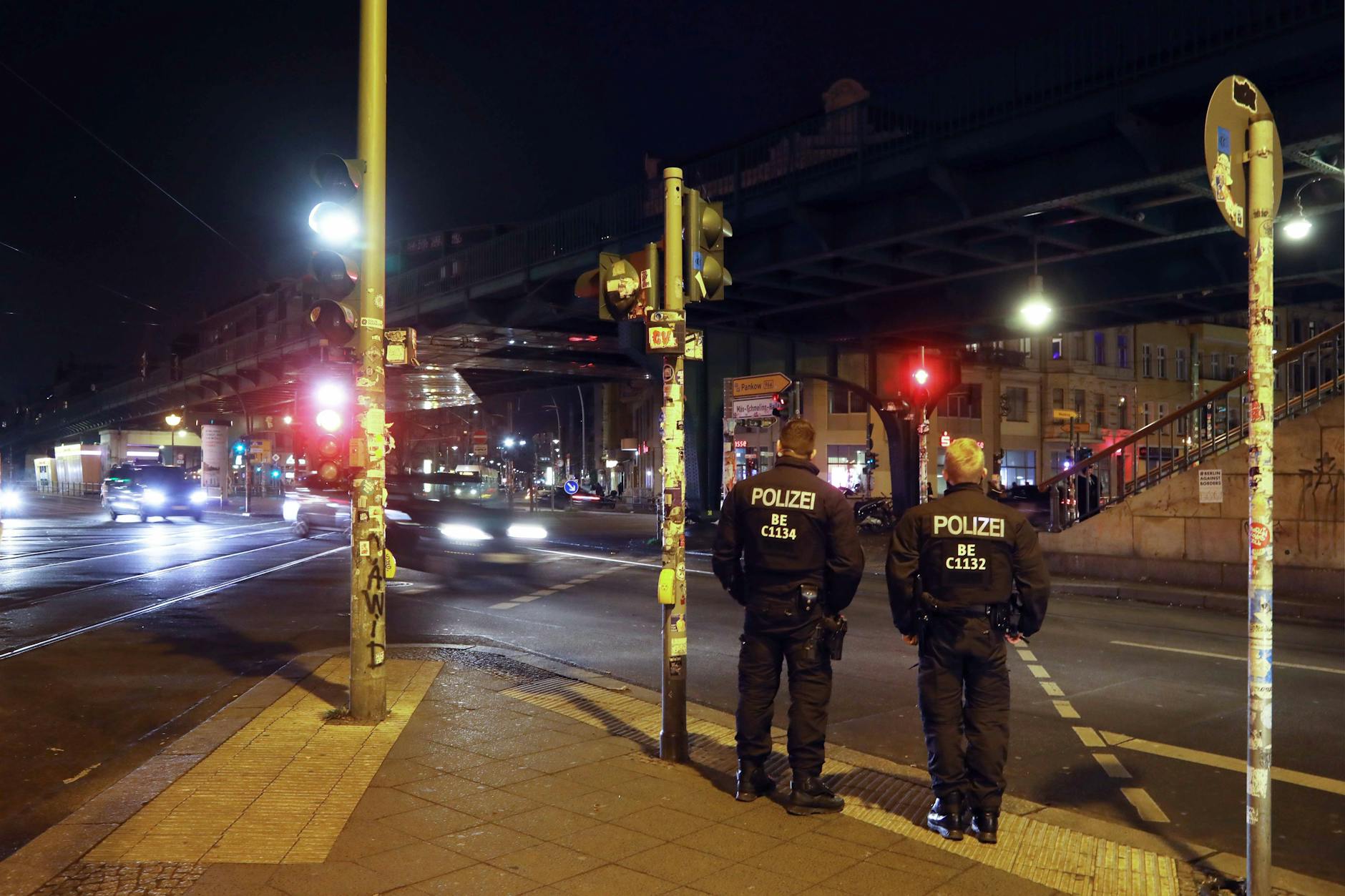 An der Eberswalder Straße wurde eine Frau von einem Unbekannten angespuckt.