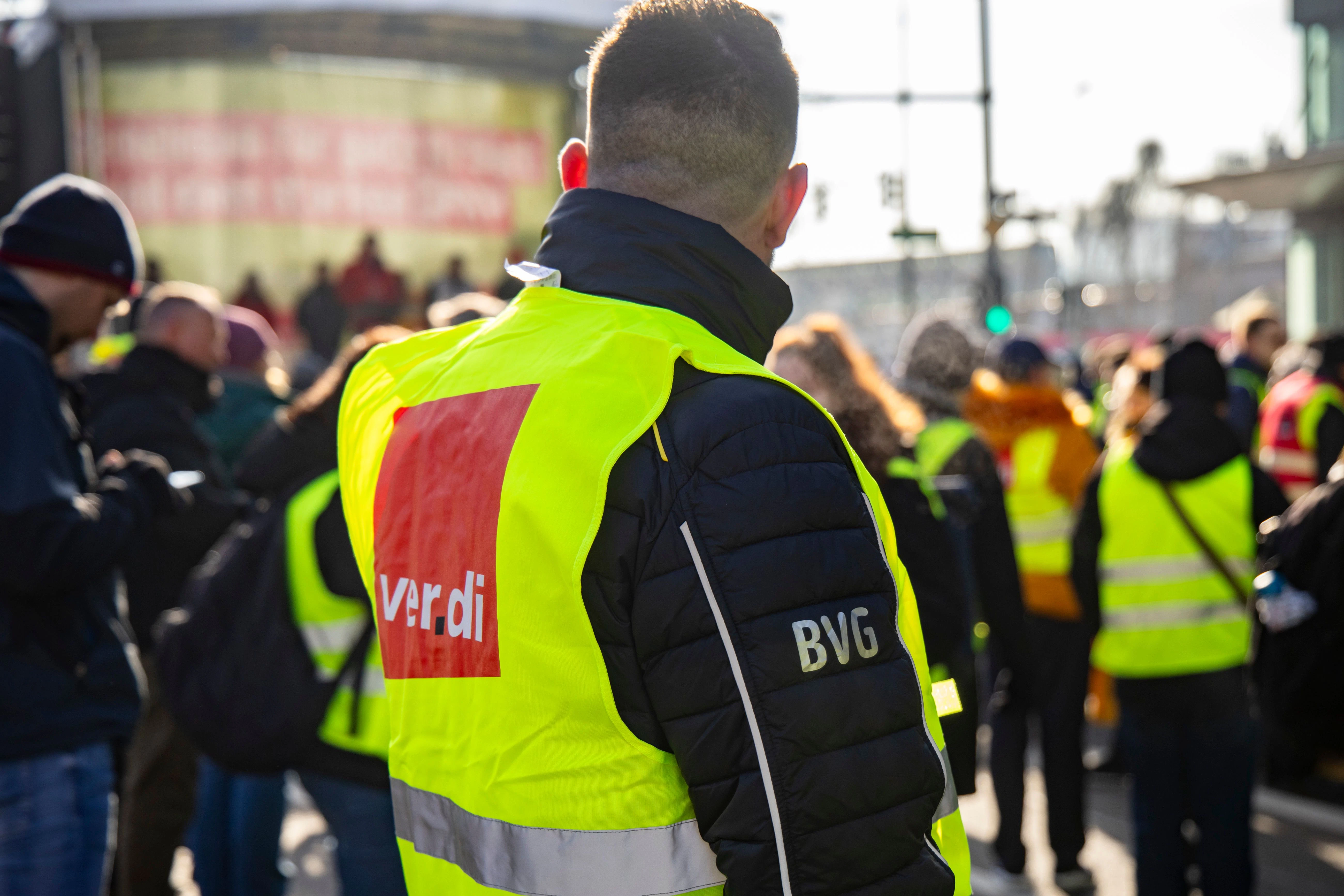Protest für höhere Löhne: Streikkundgebung vor der BVG-Hauptverwaltung in der Holzmarktstraße in Mitte.