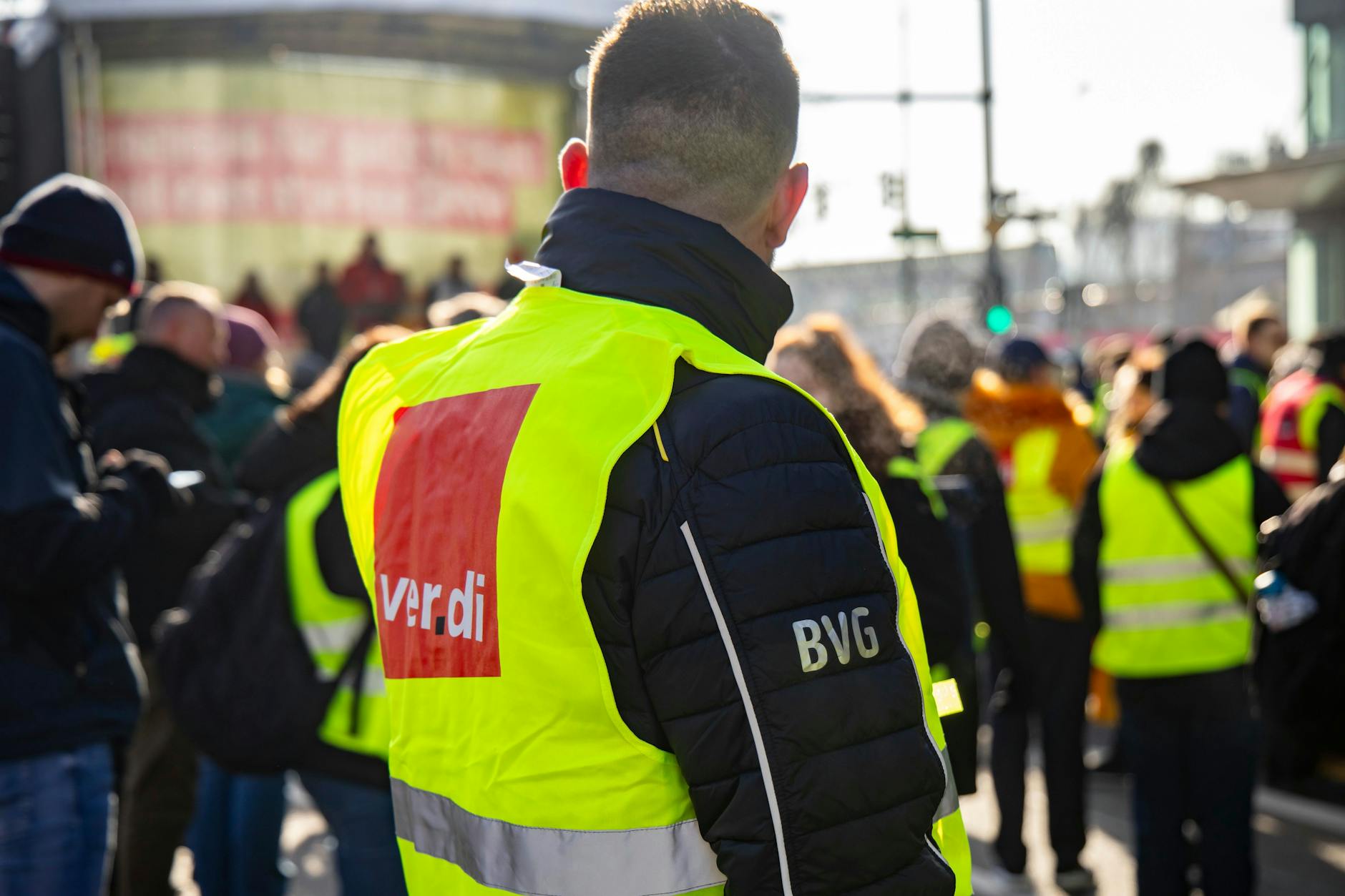 Protest für höhere Löhne: Streikkundgebung vor der BVG-Hauptverwaltung in der Holzmarktstraße in Mitte.