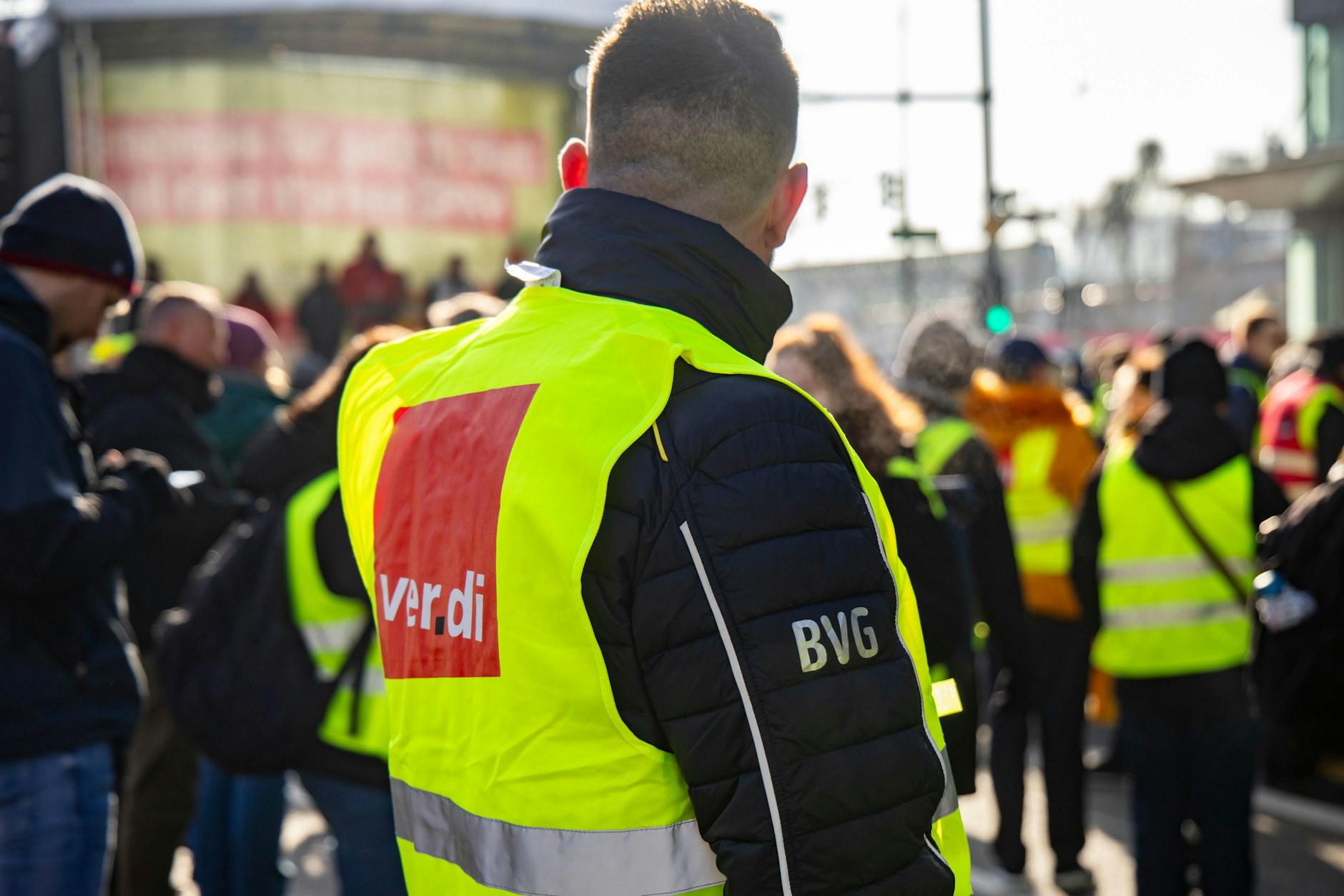Protest für höhere Löhne: Streikkundgebung vor der BVG-Hauptverwaltung in der Holzmarktstraße in Mitte.