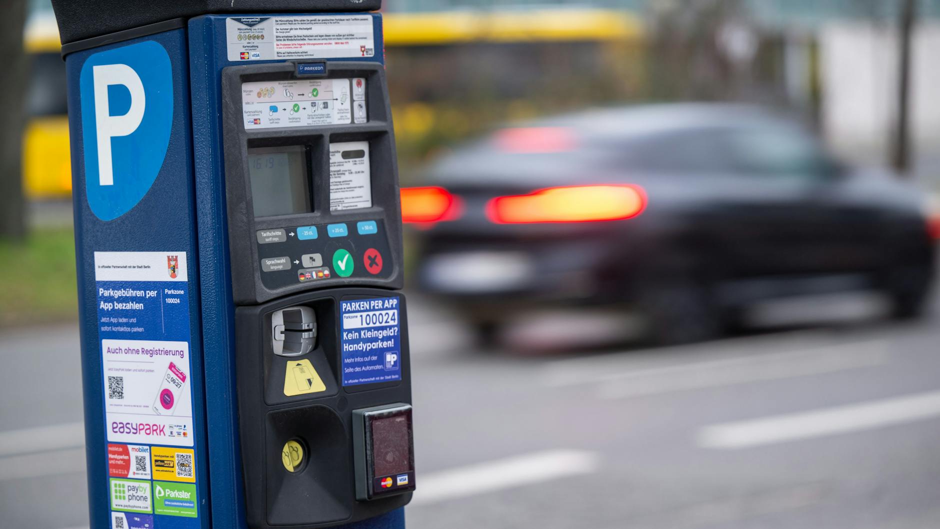 Wer in Berlin Parken will, muss oft solche Automaten nutzen - doch hier droht Abzocke mit falschen QR-Codes!