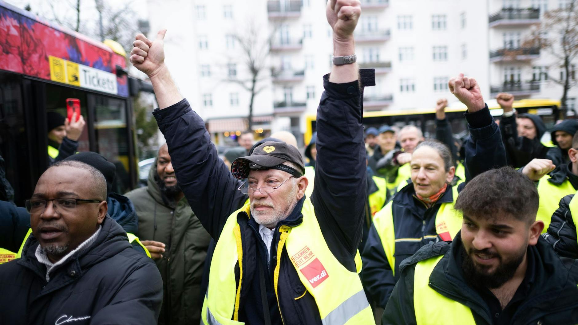 Der Streik am kommenden Mittwoch und Donnerstag ist nicht der erste Ausstand bei der BVG - Fahrgäste müssen während der Tarifverhandlungen starke Nerven haben.