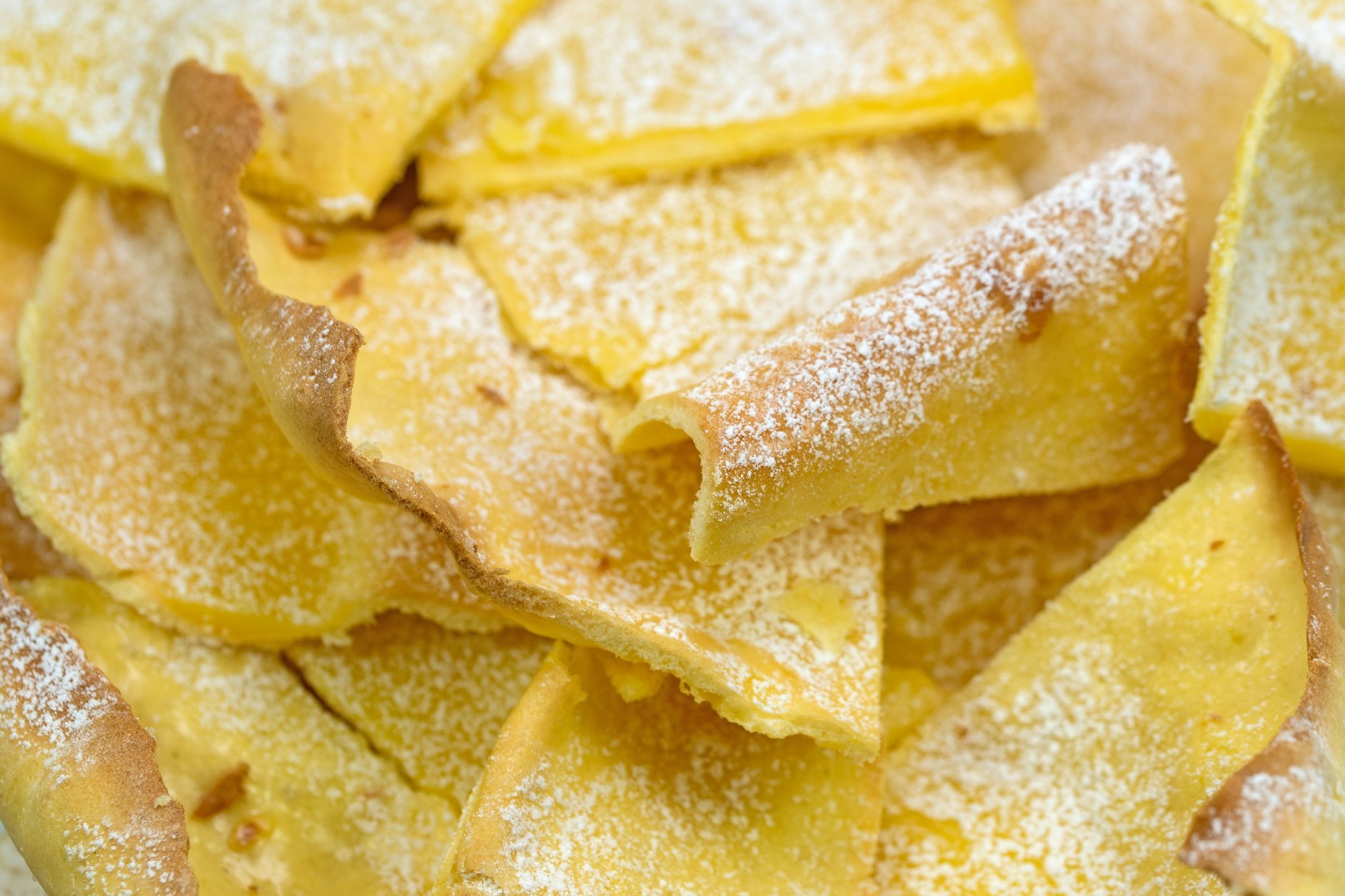 Huckelkuchen verdankt seinen Namen der typischen Form: Der Blechkuchen aus Thüringen bildet beim Backen Hügel und Täler.