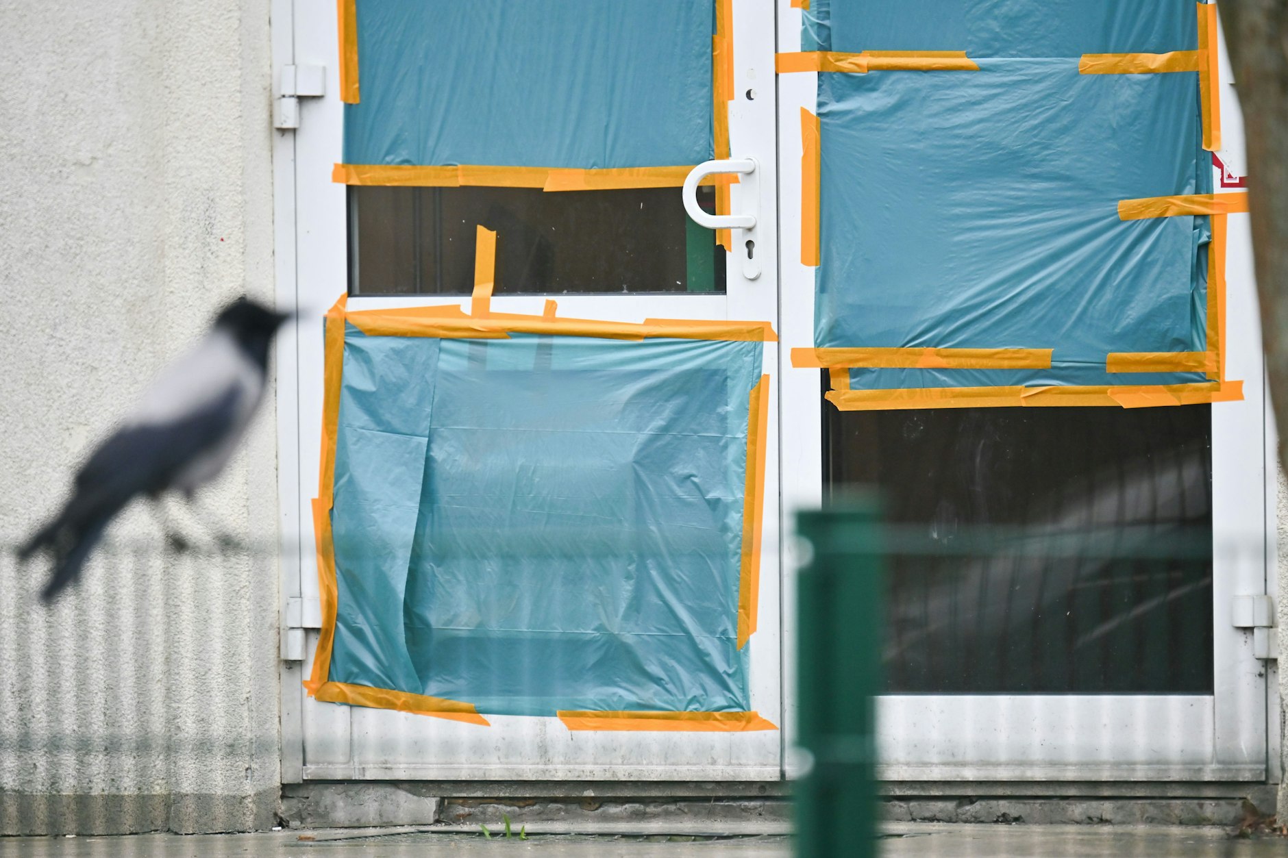 Eingeworfene Scheiben: So sieht es nach dem Angriff auf das Übergangswohnheim für Asylsuchende aus.