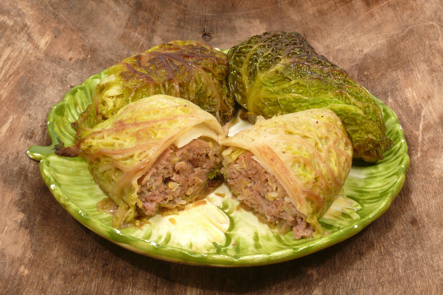 Schon ein Klassiker in Omas Küche: Wirsingwickel, die man auch als Kohlwickel (mit Weißkohl) zubereiten kann.