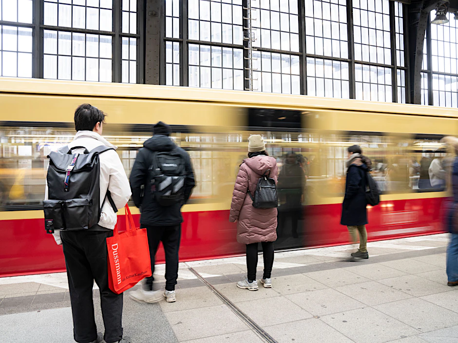 Nach der U-Bahn das zweitwichtigste Verkehrsmittel in der Hauptstadtregion: Eine S-Bahn fährt in den Bahnhof Ostkreuz ein. Nun geht es um die Zukunft der Ost-West- und Nord-Süd-Linien.