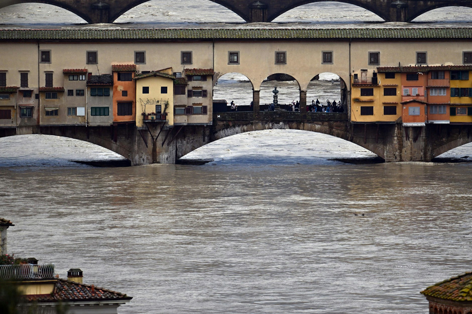 Der Fluss Arno in Florenz ist von Hochwasser betroffen.