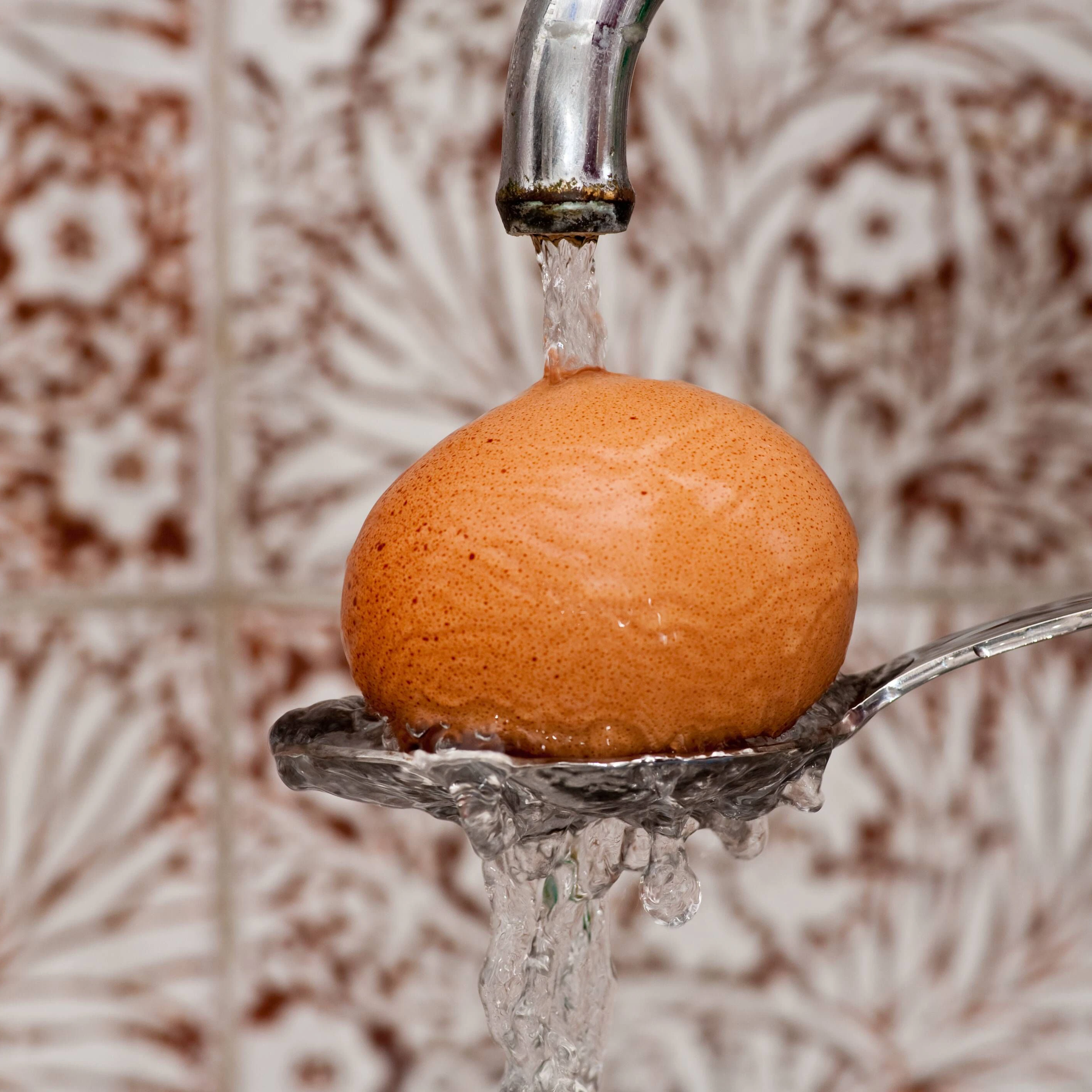 Das Abschrecken mit kaltem Wasser lässt die heißen Eier schnell abkühlen.