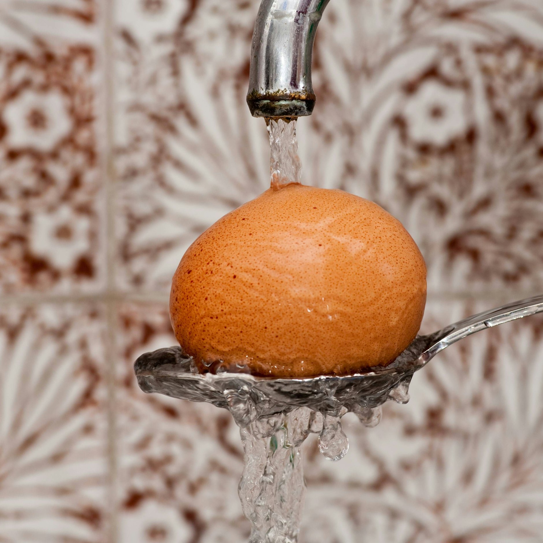 Das Abschrecken mit kaltem Wasser lässt die heißen Eier schnell abkühlen.