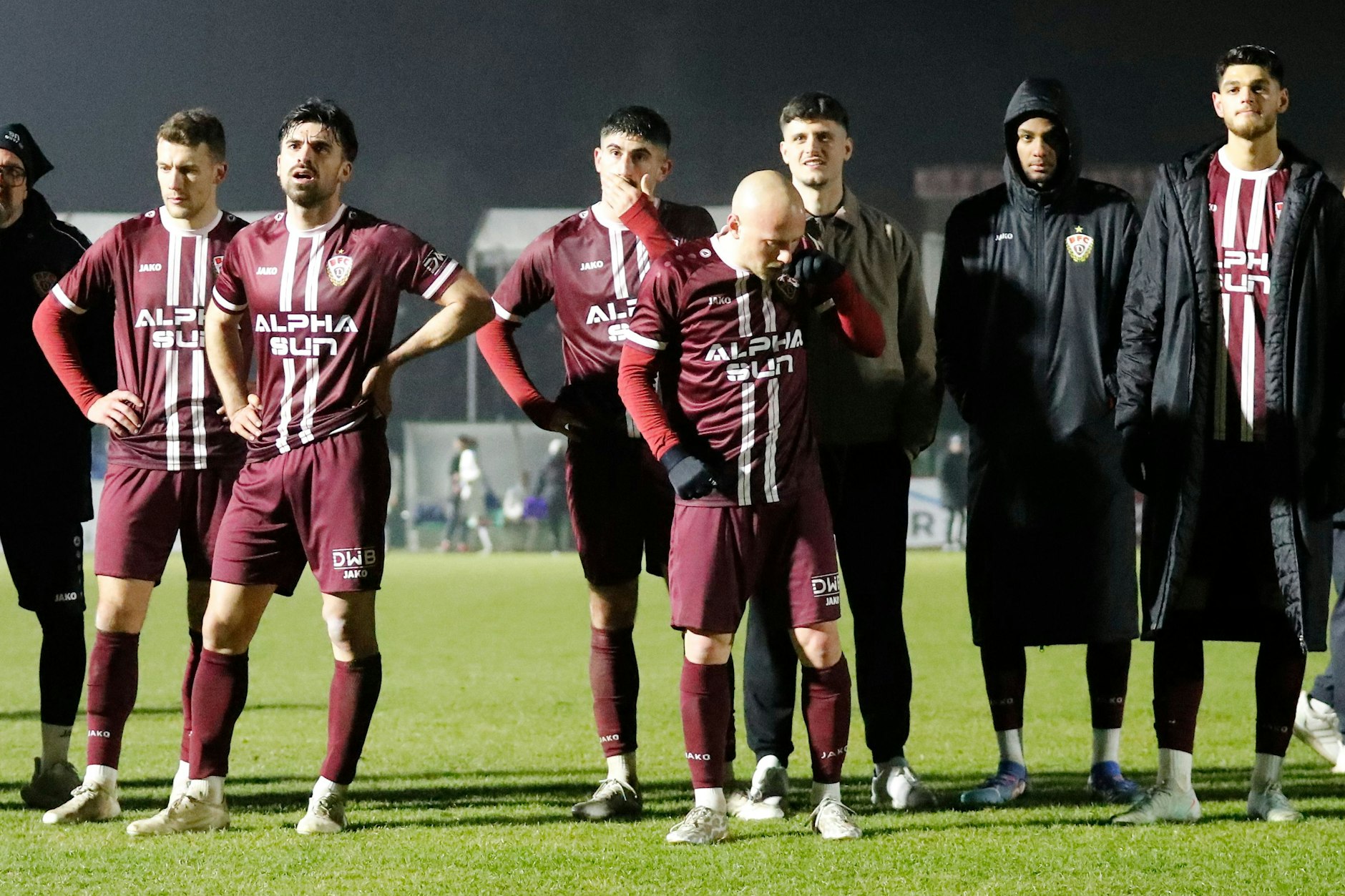 Nach dem Luckenwalde-Spiel musste sich der BFC Dynamo um Kapitän Chris Reher (l.) so einiges von den eigenen Fans anhören