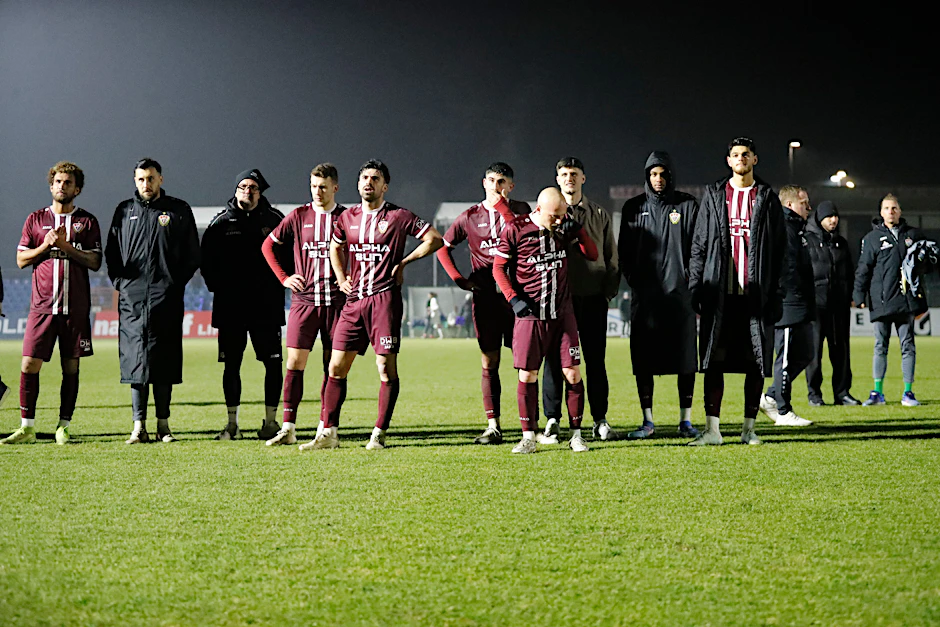 Nach dem Luckenwalde-Spiel musste sich der BFC Dynamo um Kapitän Chris Reher (l.) so einiges von den eigenen Fans anhören