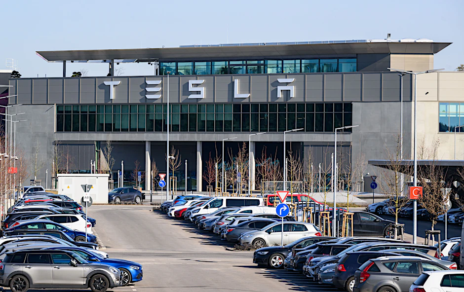 Brandenburg, Grünheide: Die Belegschaft in der Tesla Gigafactory Berlin-Brandenburg steht unter hohem Druck.