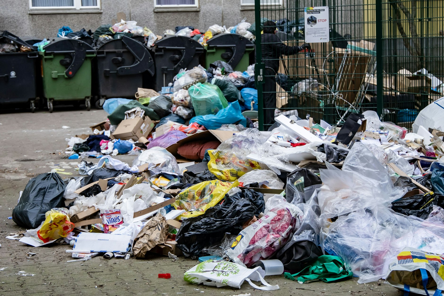 Die Mülltonnen platzen aus allen Nähten, Plastik, Pappe und Dreck liegen auf der Erde verteilt.