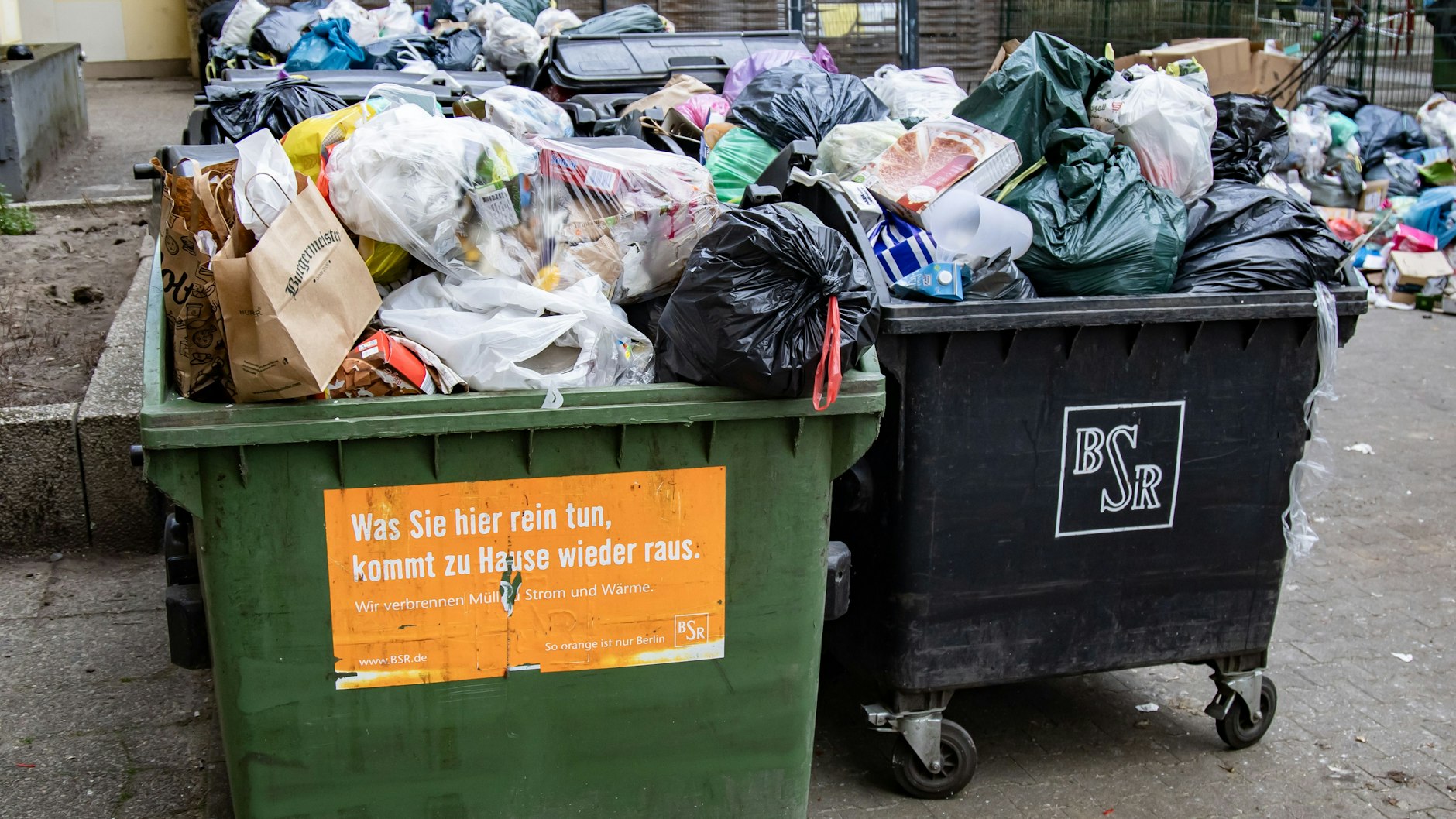 Der Müllberg von Kreuzberg breitet sich immer weiter aus, denn die Tonnen sind voll. Der Streik der BSR dauert noch bis Samstag.
