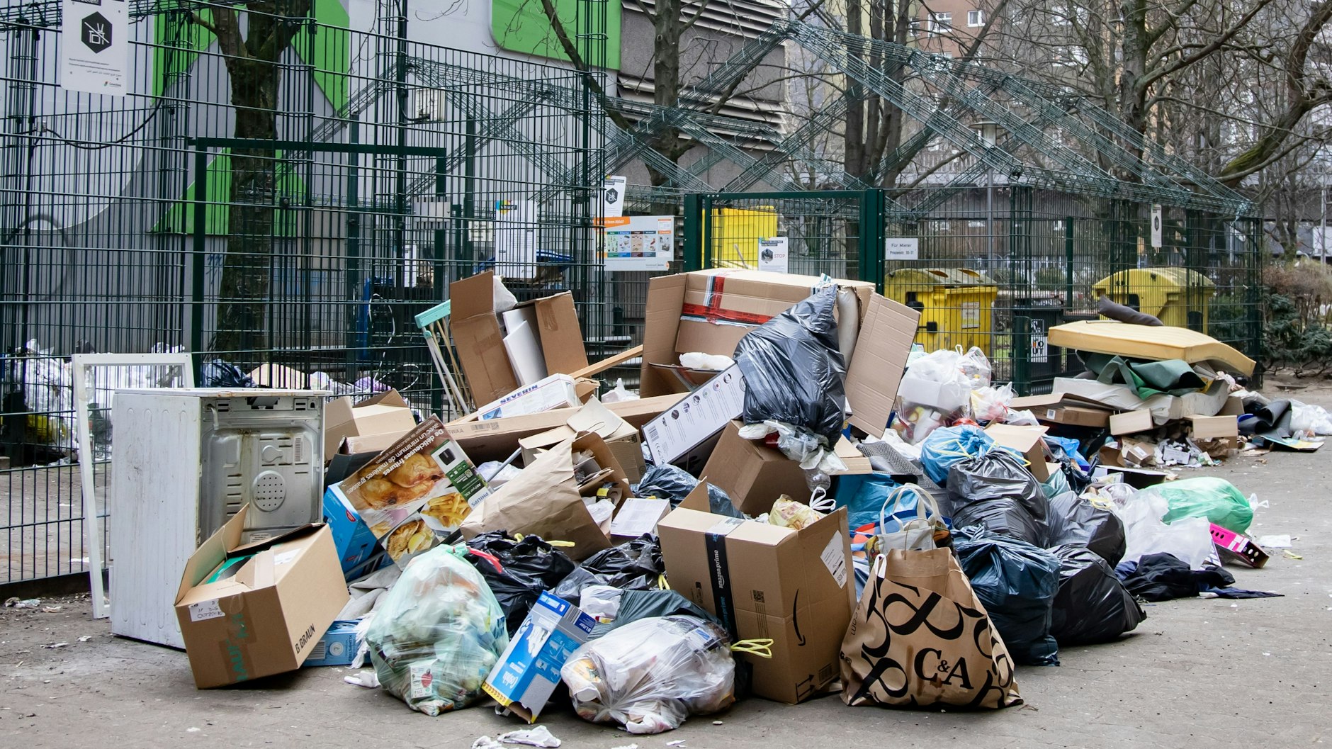 Der Müll stapelt sich - und es wird von Tag zu Tag mehr! Dies ist nur ein Teil des krassen Müllbergs aus der Gitschiner Straße in Kreuzberg.