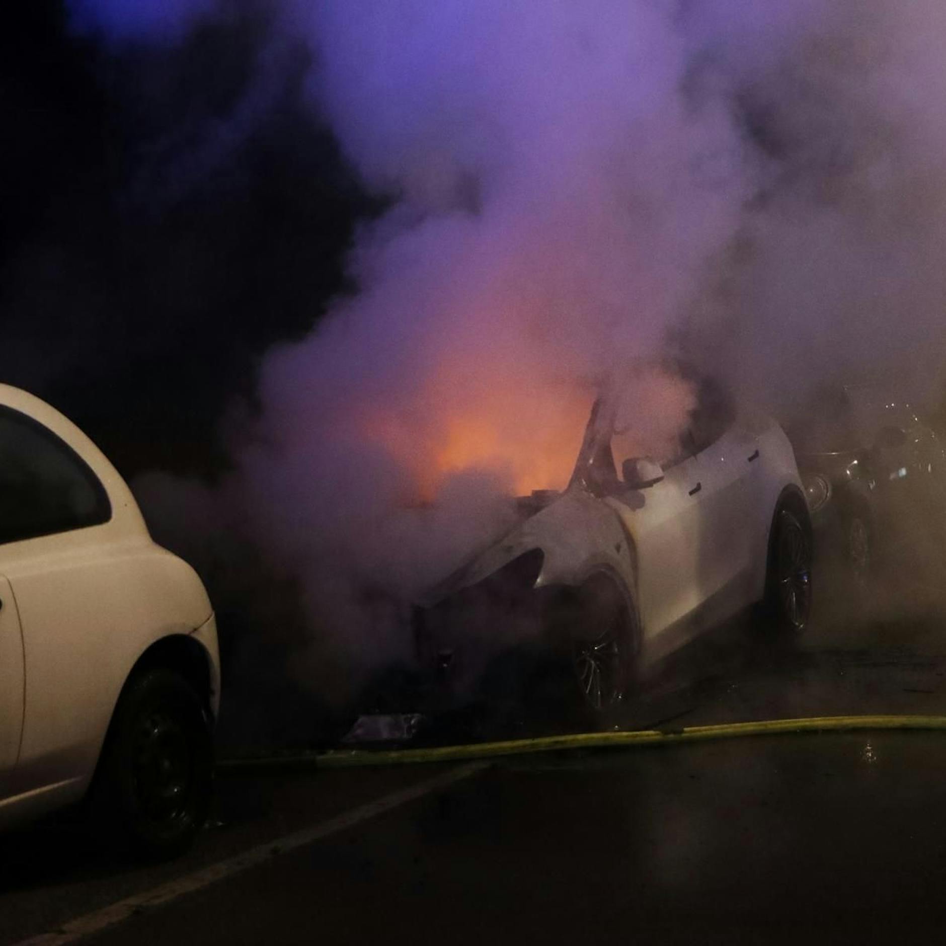 Aus Protest gegen Elon Musk? In Berlin werden vier Teslas abgefackelt