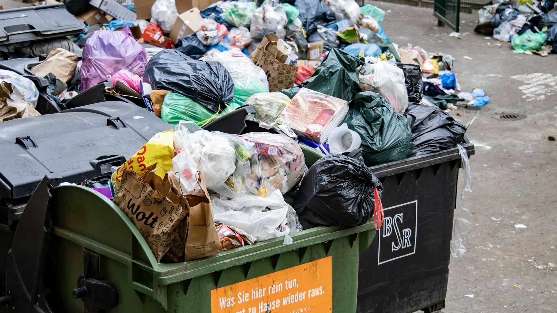 Der Mega-Müllberg in einem Kreuzberger Hof ist einfach unglaublich. Er zeigt, wie wichtig die Arbeit der BSR ist - das Unternehmen wird gerade bestreikt.
