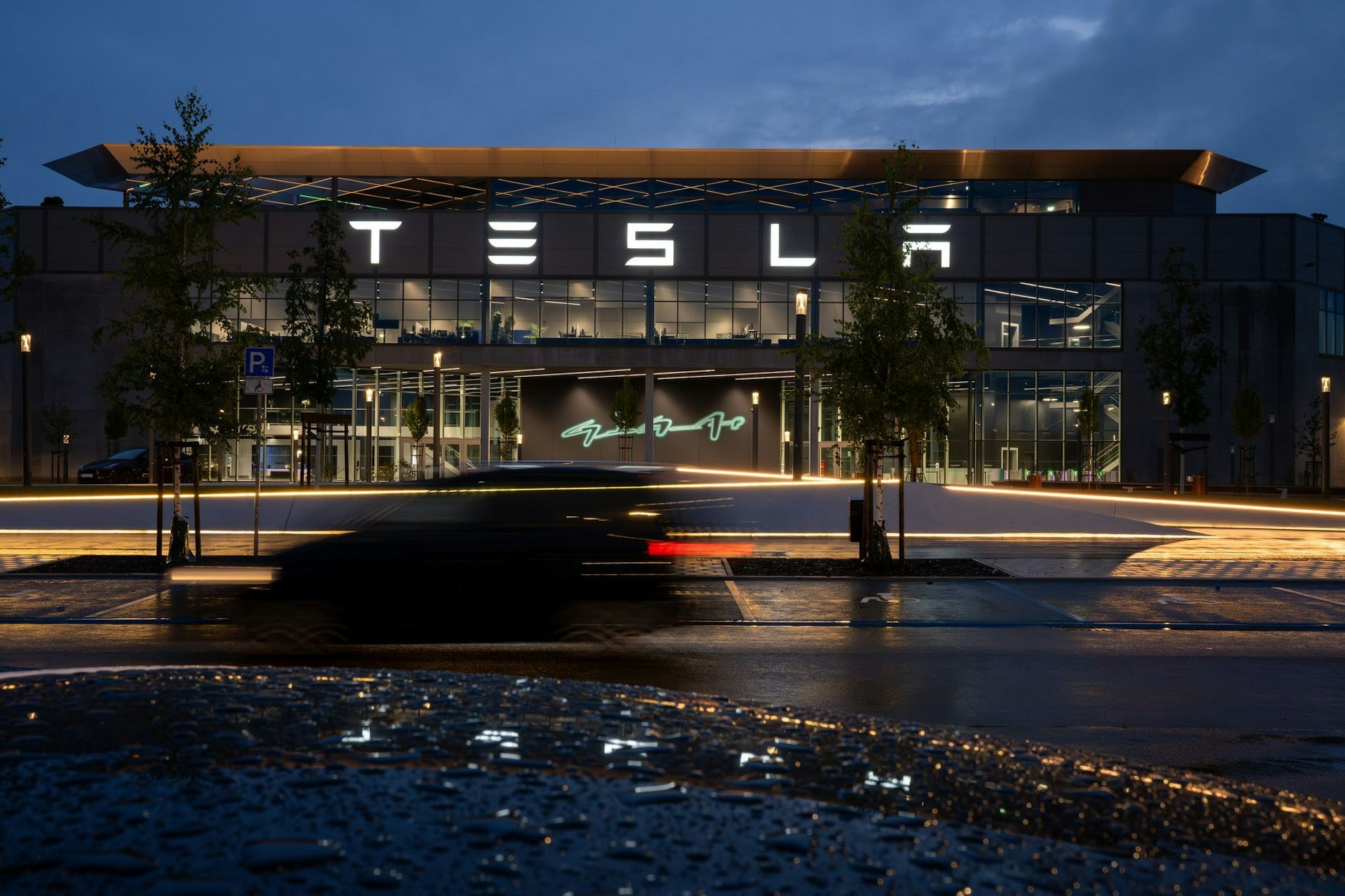 Arbeitnehmer bei Tesla müssen vermehrt die Schweigepflicht ihres Arztes aufheben, um ihre wahre Erkrankung offenzulegen, berichtet die IG Metall.