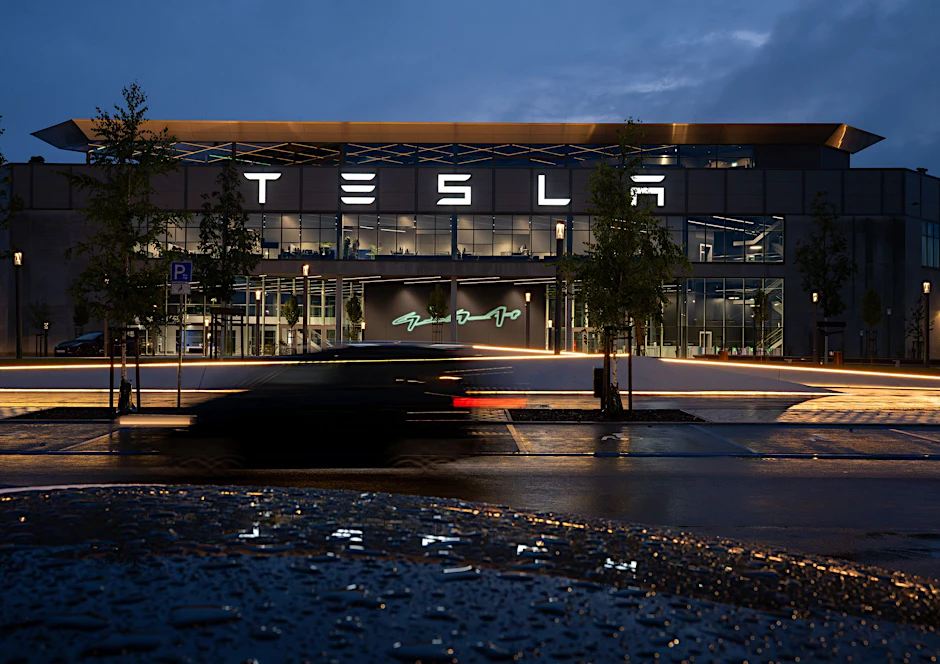 Arbeitnehmer bei Tesla müssen vermehrt die Schweigepflicht ihres Arztes aufheben, um ihre wahre Erkrankung offenzulegen, berichtet die IG Metall.