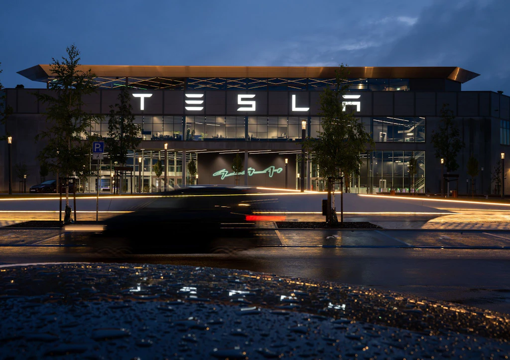 Krankheitsfälle in Grünheide: Anwälte verteidigen Tesla vor IG Metall – „Hausbesuche sind nicht verboten“