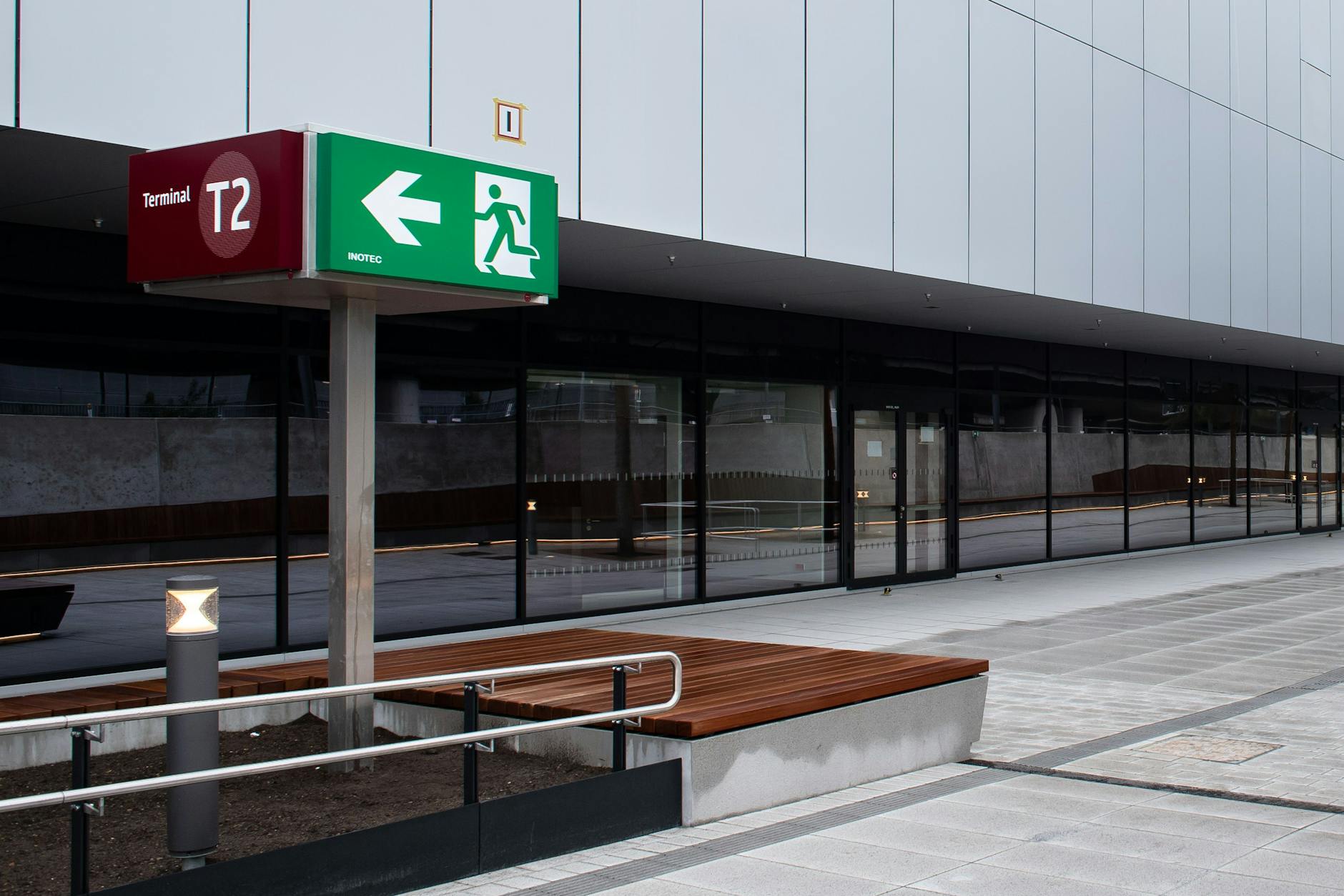 Grau wie das Grauen: Terminal 2 für die Holzklasse am Flughafen Berlin Brandenburg.