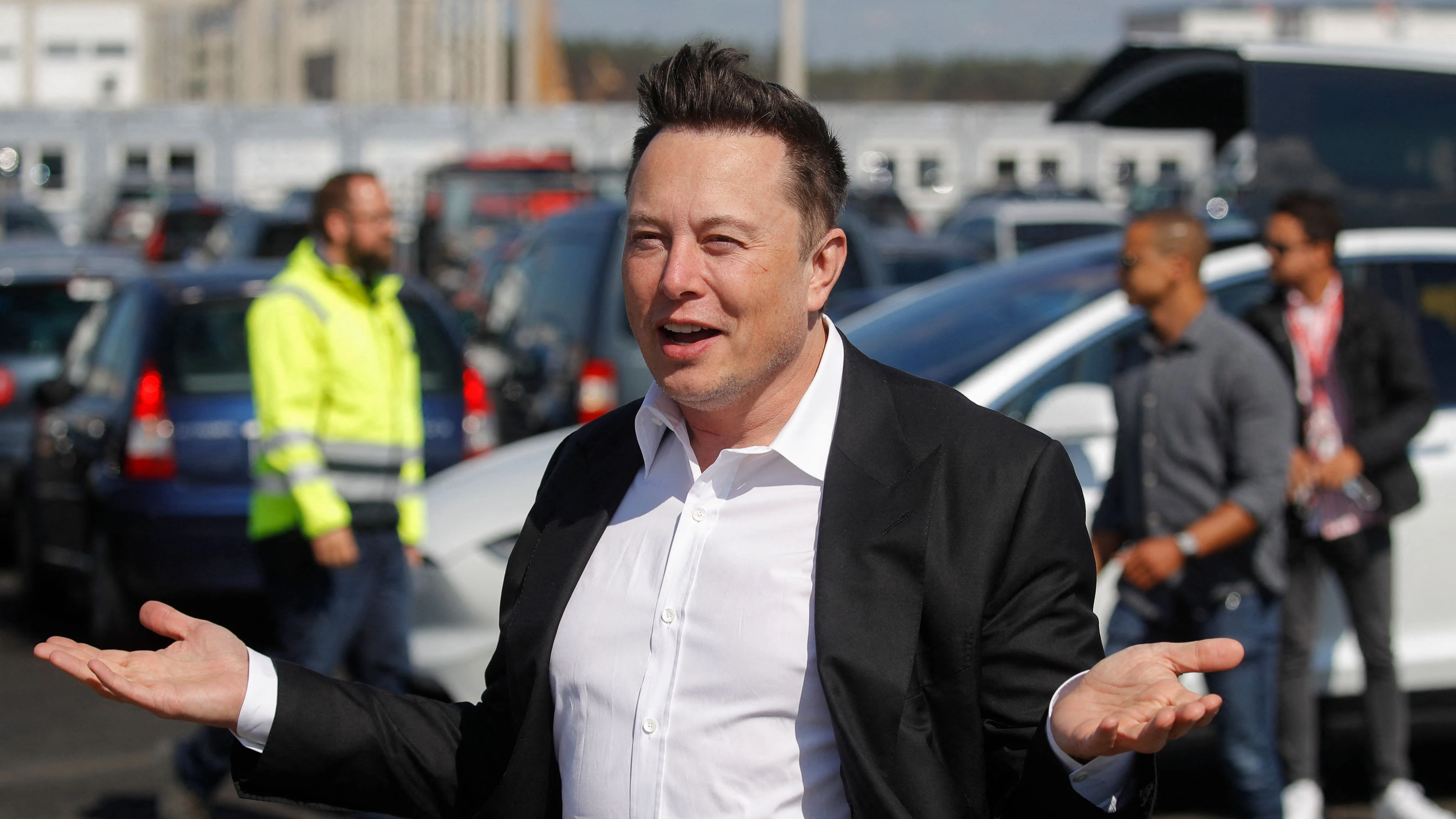 Tesla-CEO Elon Musk bei einem seiner Besuche in Grünheide. Um den hohen Krankenstand in seiner Fabrik wollte er sich höchstpersönlich kümmern.