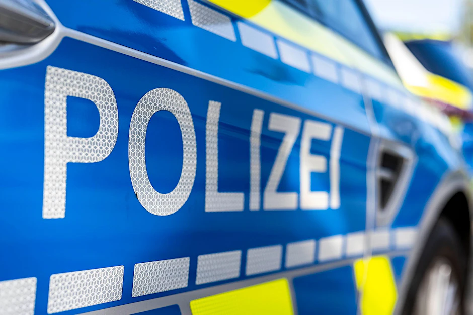 Ein Plakat wurde mit Bezug zum Nahostkonflikt beschmiert. Die Polizei machte die Schrift unkenntlich.