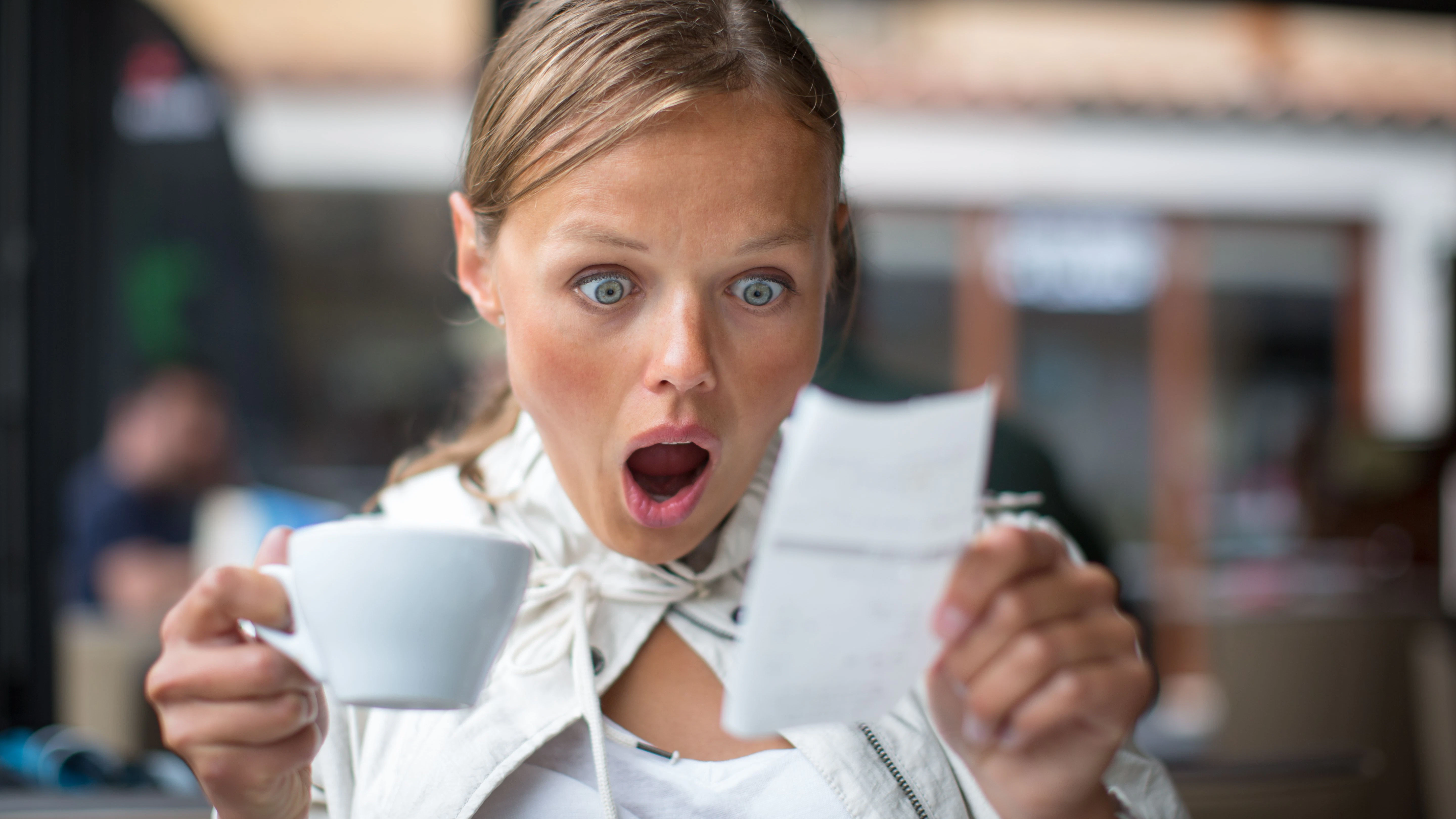 Beim Blick auf den Kassenbon dürfte vielen die Lust auf die Tasse Kaffee vergehen. Aber: Warum ist der Kaffee so teuer geworden?