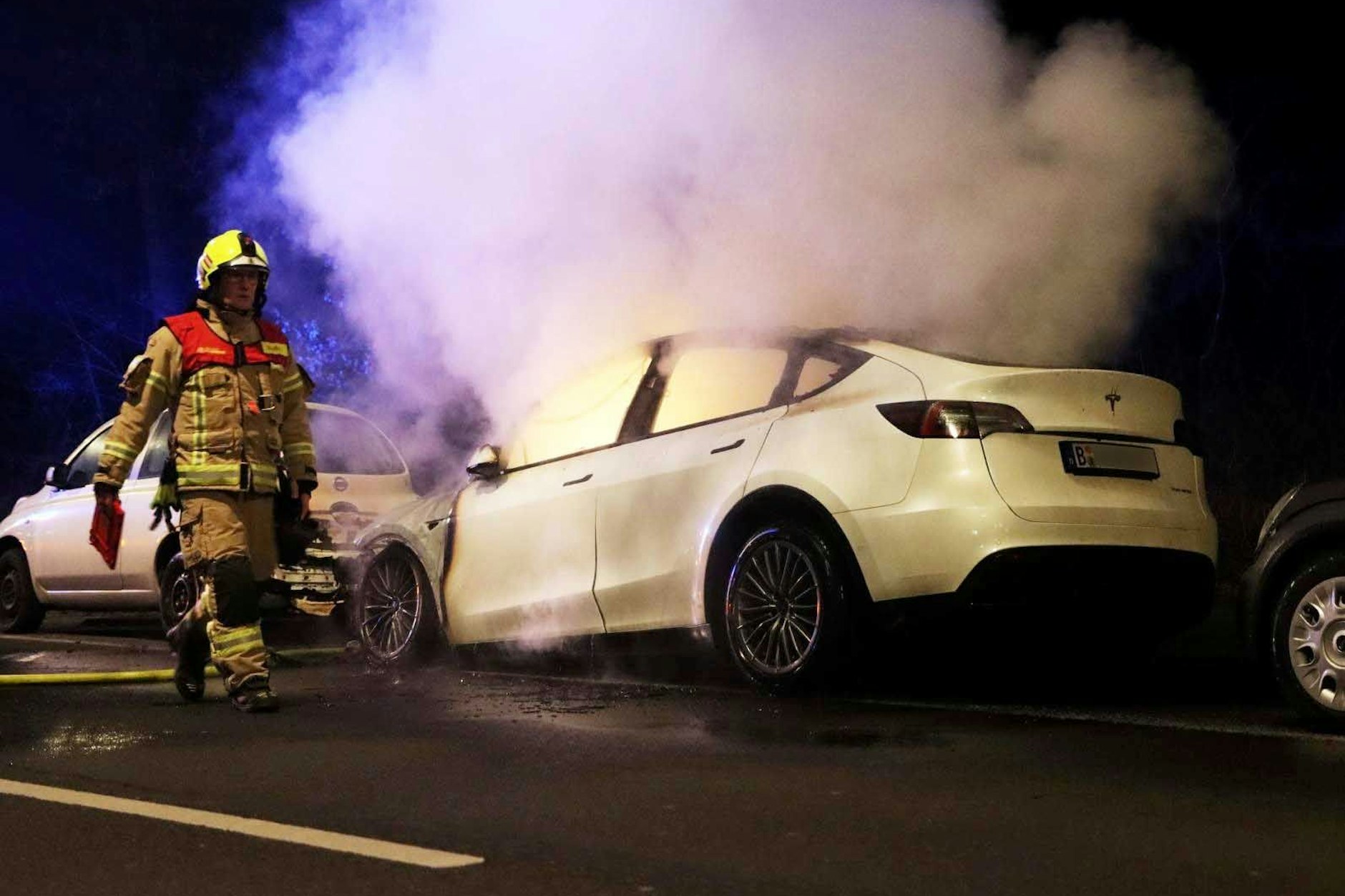 In Treptow-Köpenick wurde ein Tesla in Brand gesteckt.
