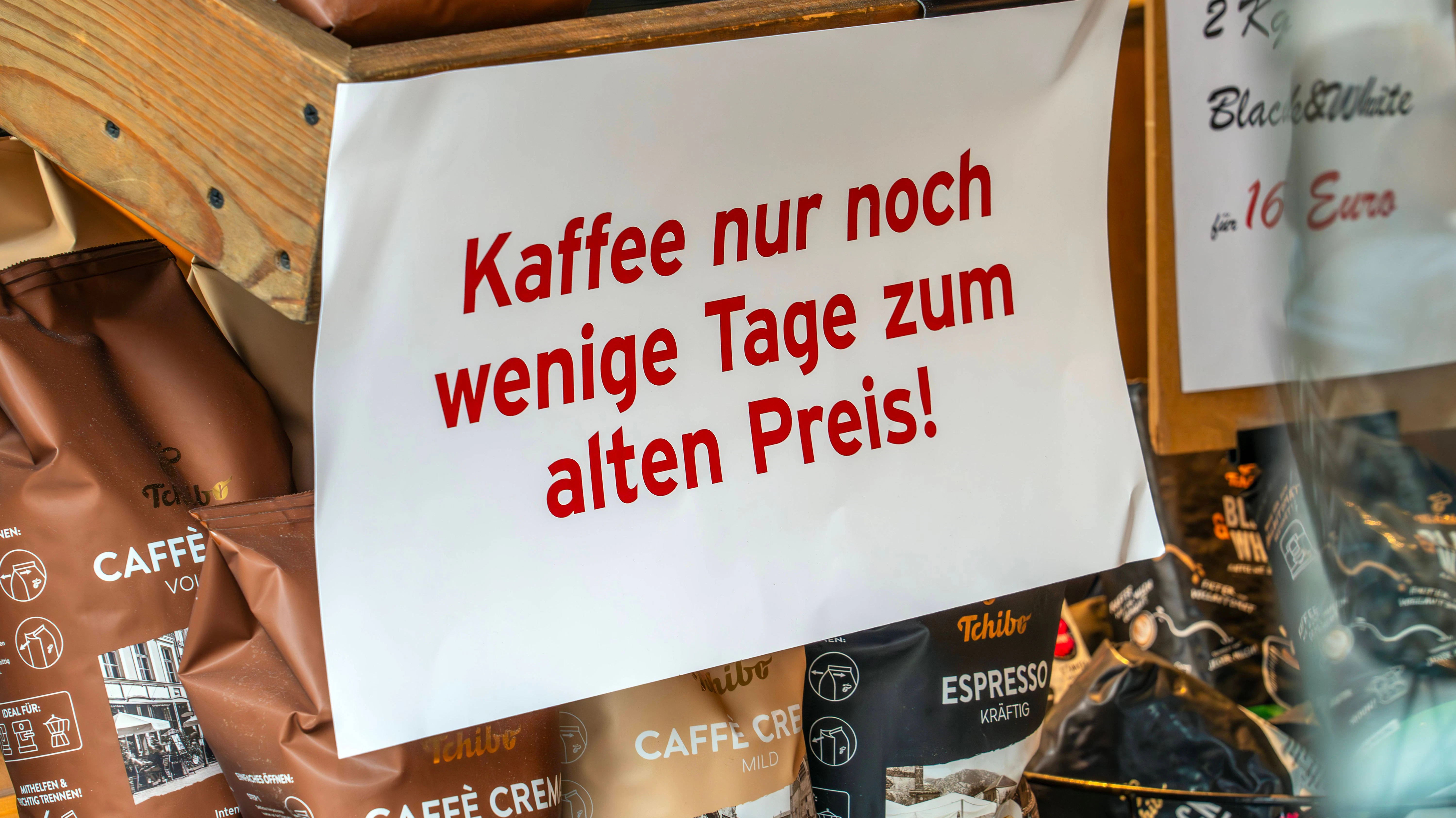 Warum ist Kaffee überall so teuer geworden? Der Preis für das braune Gold steigt immer weiter - und vergällt vielen die Lust auf das Getränk.