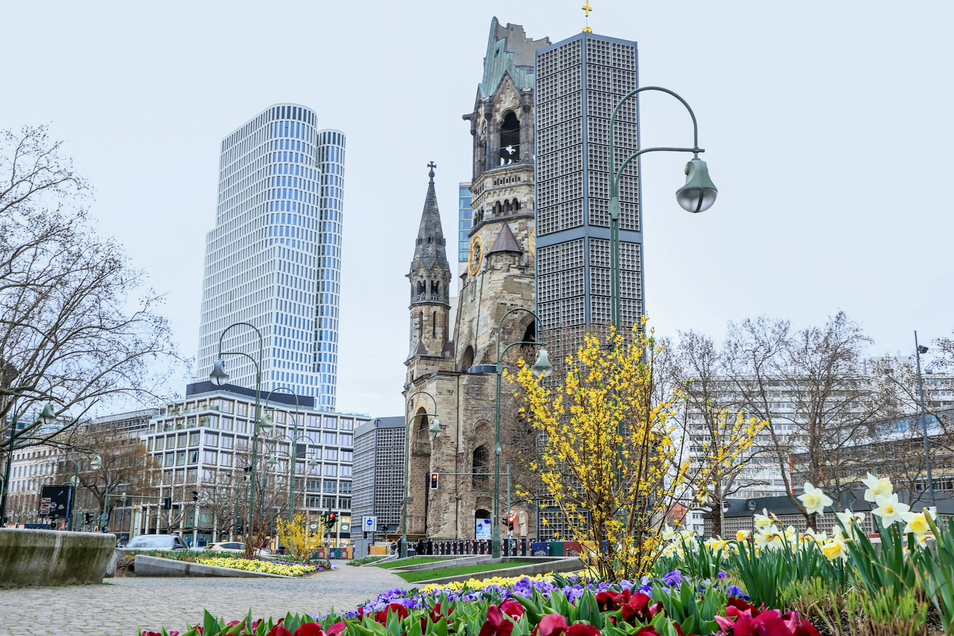 Frühling an der Kaiser-Wilhelm-Gedächtnis-Kirche in Berlin.