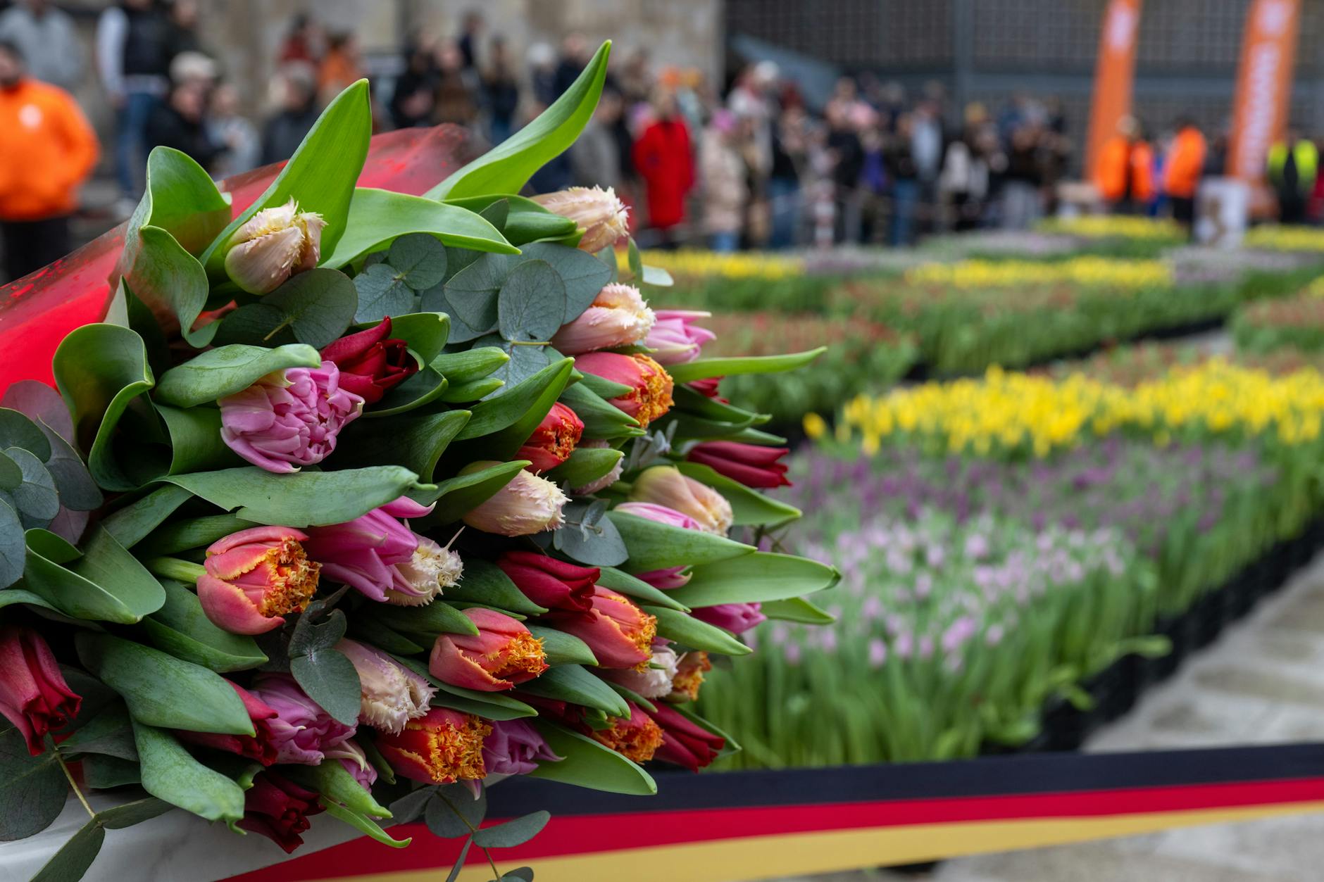 Rund 50.000 Blumen liegen auf dem Breitscheidplatz in Berlin.