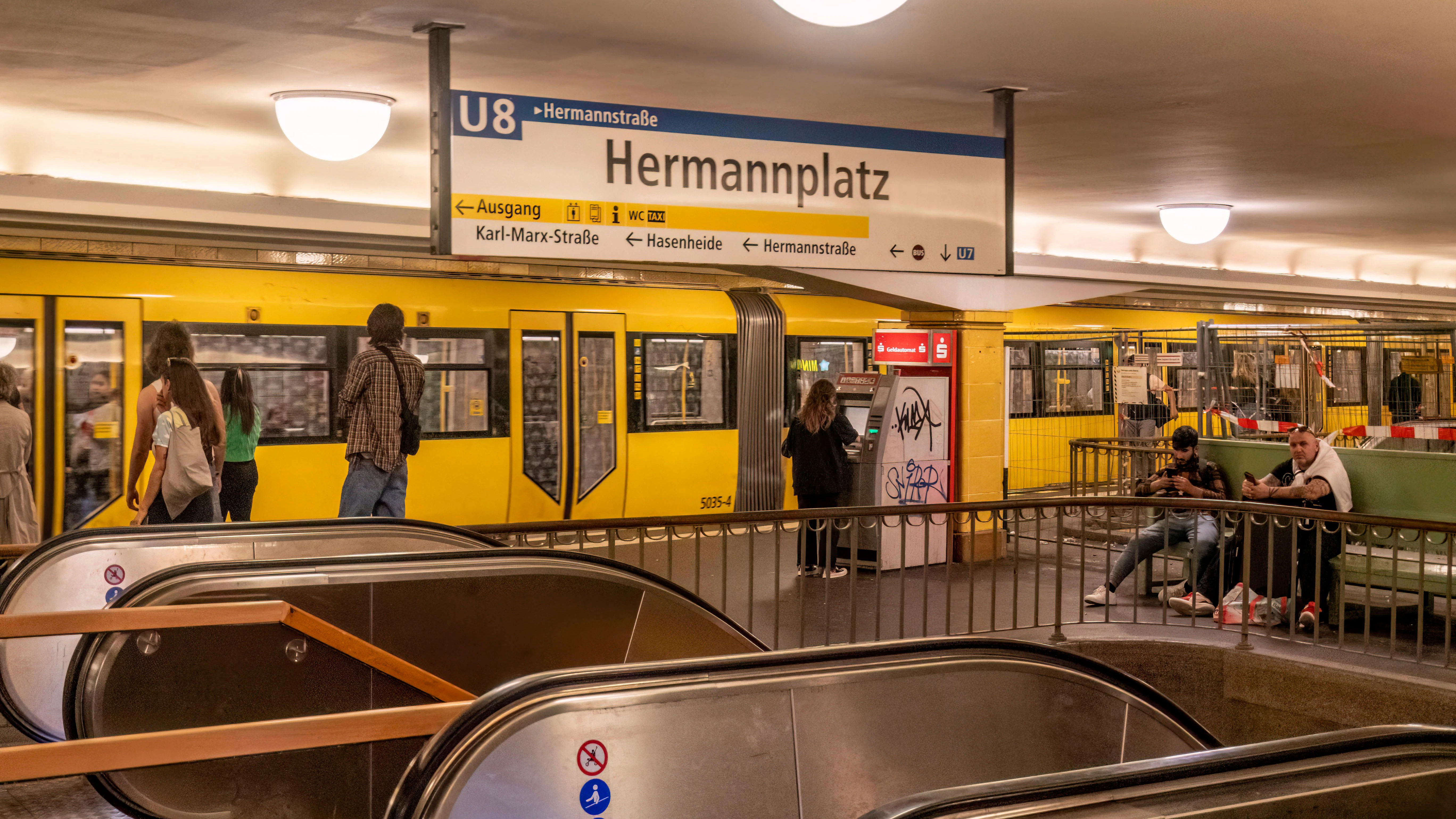 Der Hermannplatz ist die Endstation der U-Bahn U8 am südlichen Ende der Strecke.