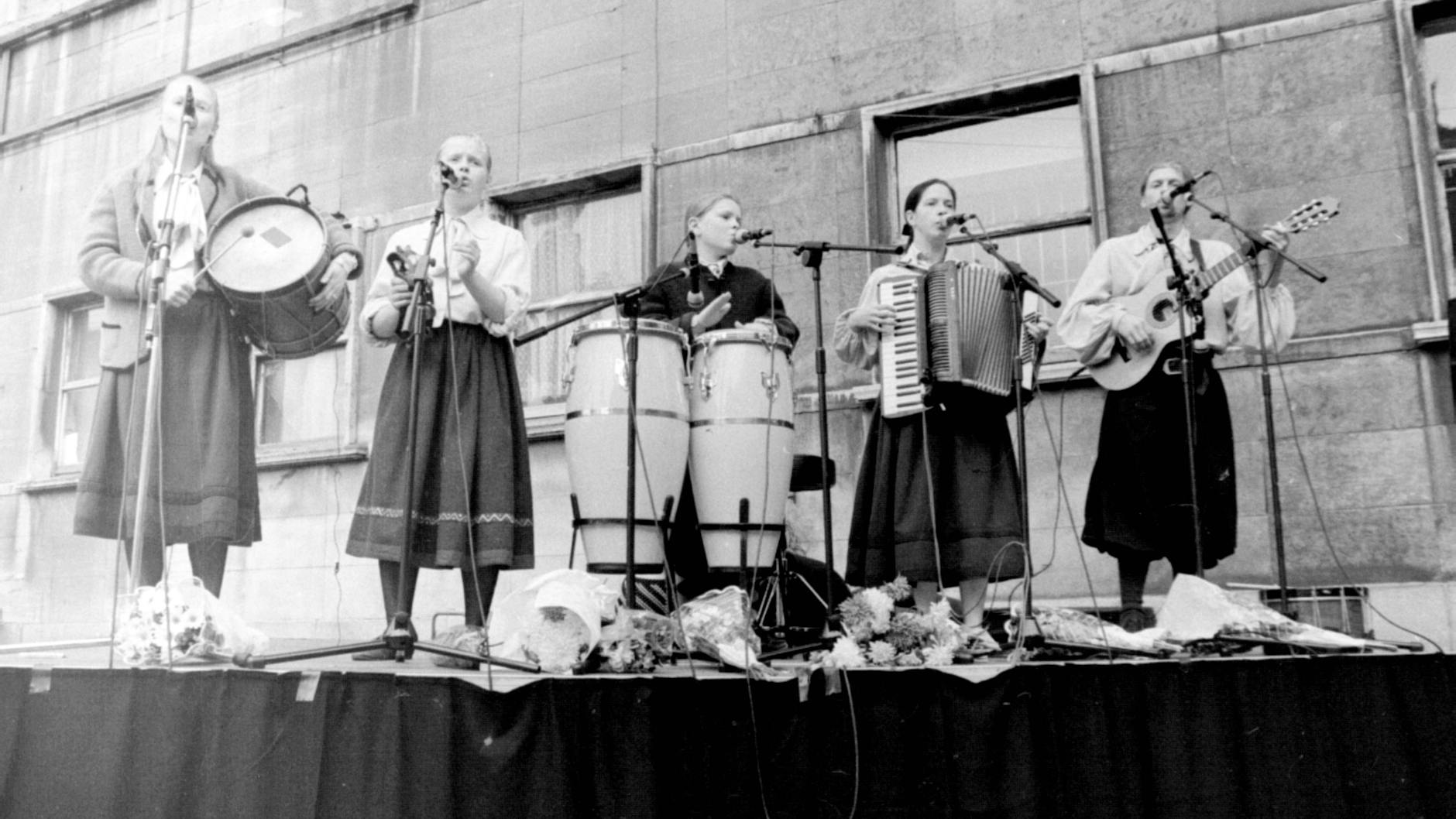 Mitglieder der Kelly Family bei einem Auftritt im Jahr 1990 in Halle. Mit ihrer Straßenmusik verdienten die Musiker richtig viel Geld.