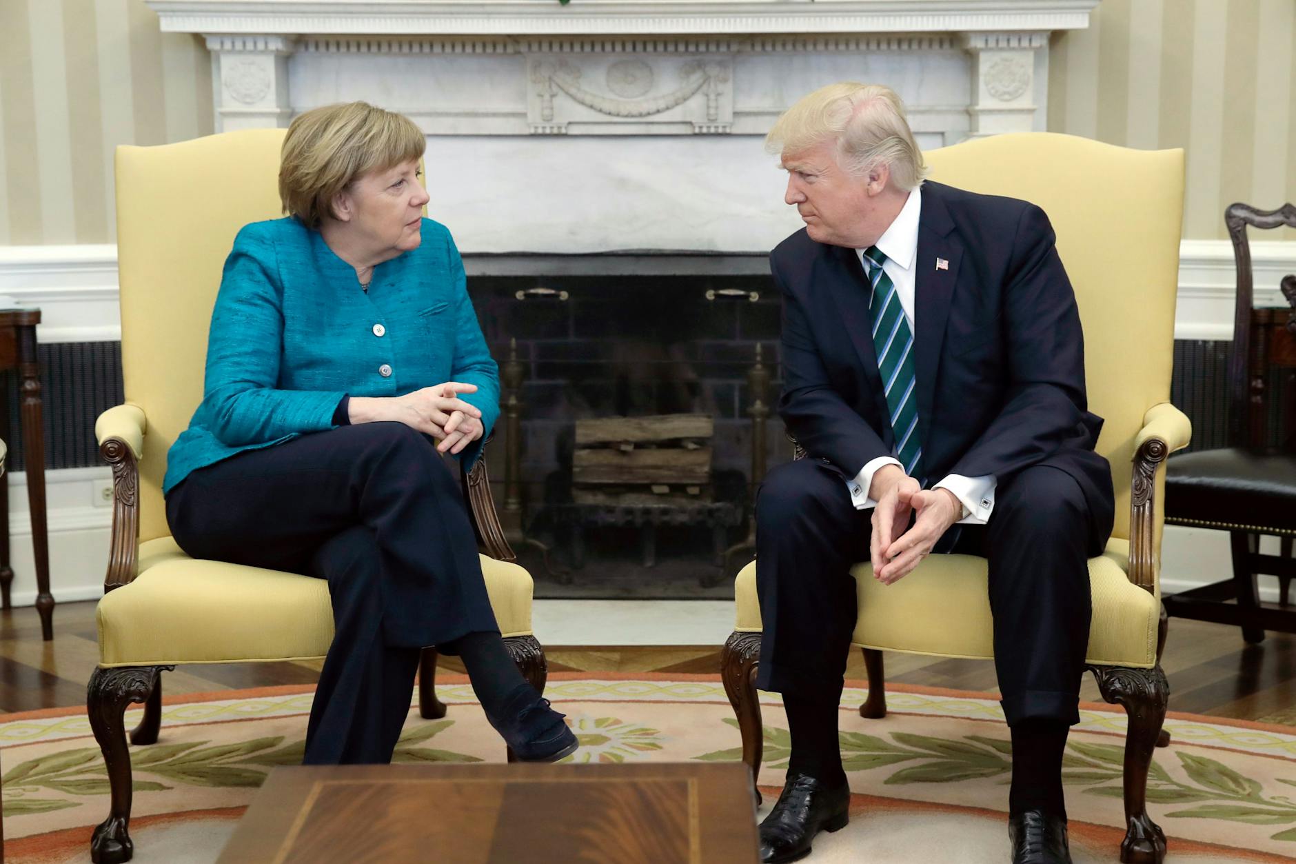 Die ehemalige Bundeskanzlerin Angela Merkel (CDU, l) und US-Präsident Donald Trump sitzen im Jahr 2017 im Oval Office des Weißen Hauses in Washington.