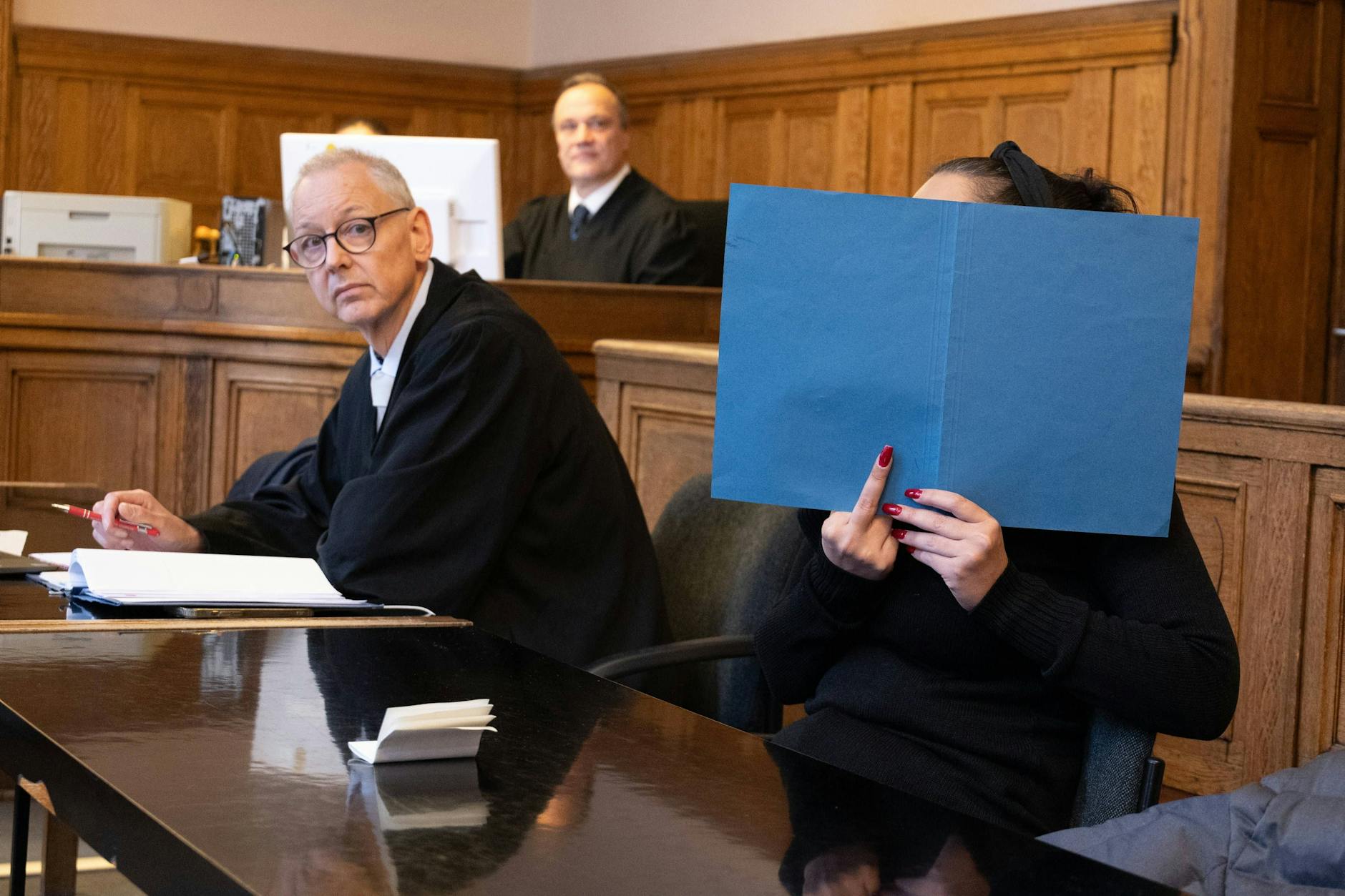 Den Fotografen streckte sie im Gerichtssaal den ausgestreckten Mittelfinger entgegen: Die Israel-Hasserin Benora A. (42) benutzte auf ihrem Instagram-Profil die der Terrororganisation Hamas zuzuordnende Parole „From the river to the sea“. Das Landgericht Berlin verurteilte sie, 1300 Euro Geldstrafe für das Verbreiten von Propagandamitteln sowie Verwenden von Kennzeichen verfassungswidriger und terroristischer Organisationen zu zahlen.