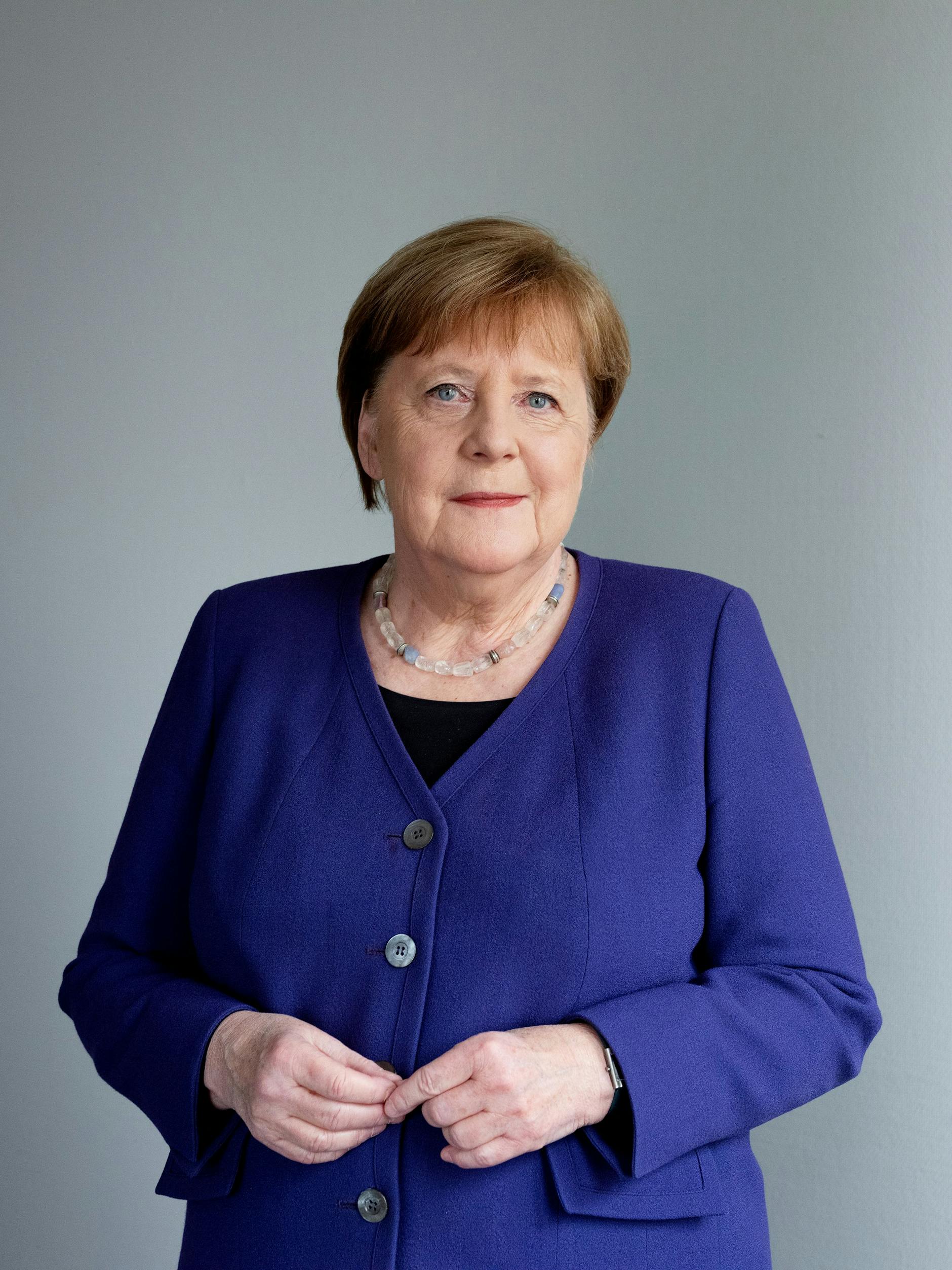 Angela Merkel in ihrem Büro in Berlin-Mitte. Angela Merkels Büro befindet sich zwischen russischer und britischer Botschaft in der Straße Unter den Linden, Ecke Wilhelmstraße.